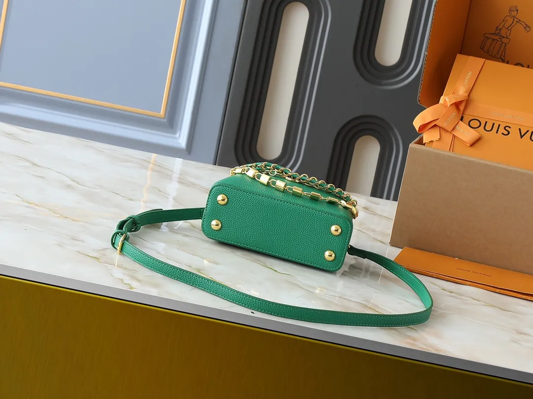 💰400💰Guangzhou goods Upgraded original version M12345 M12346 M12279 M11908 M11906 This Capucines mini handbag is from the Trilogy series. It is made of Taurillon cow leather to create an elegant structure, which can light up the evening look. A sumptuous chain appears with a mini padlock and an enamelled Monogram flower, while the flap opens externally or internally to an interior compartment with a card patch pocket. Dimensions: 21.0 x 13.6 x 8.0 cm (length x height x width)