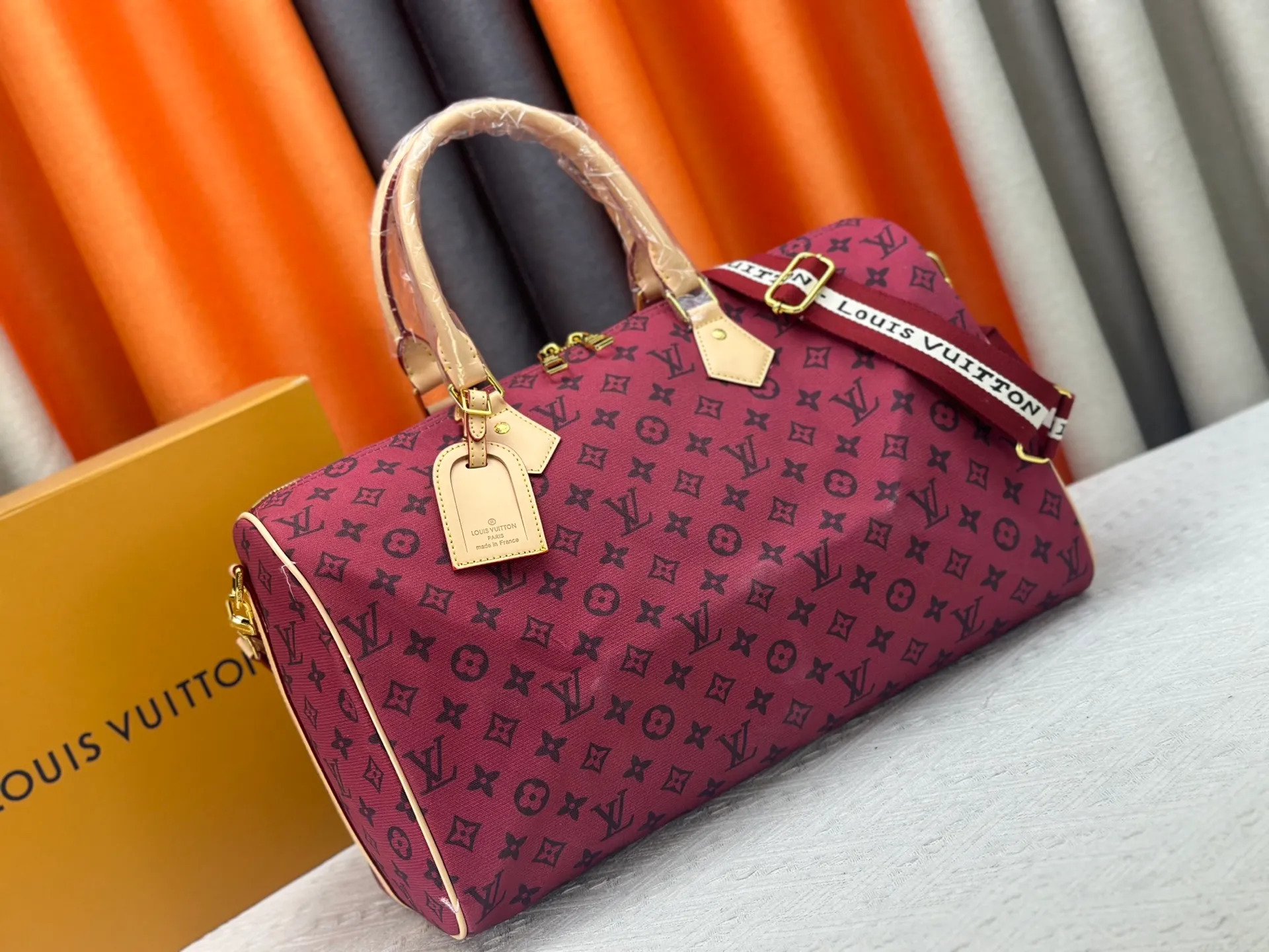 P360 Lv Travel Bag This Speedy Bandoulière Monogram Leather handbag is made of soft grained cow leather wrapped with sheepskin lining. The silk-screened Monogram pattern presents the blurred look of canvas printing, expressing the new season's ingenuity of creative director Pharrell Williams. Size: 45-26 cn Style No. 25772