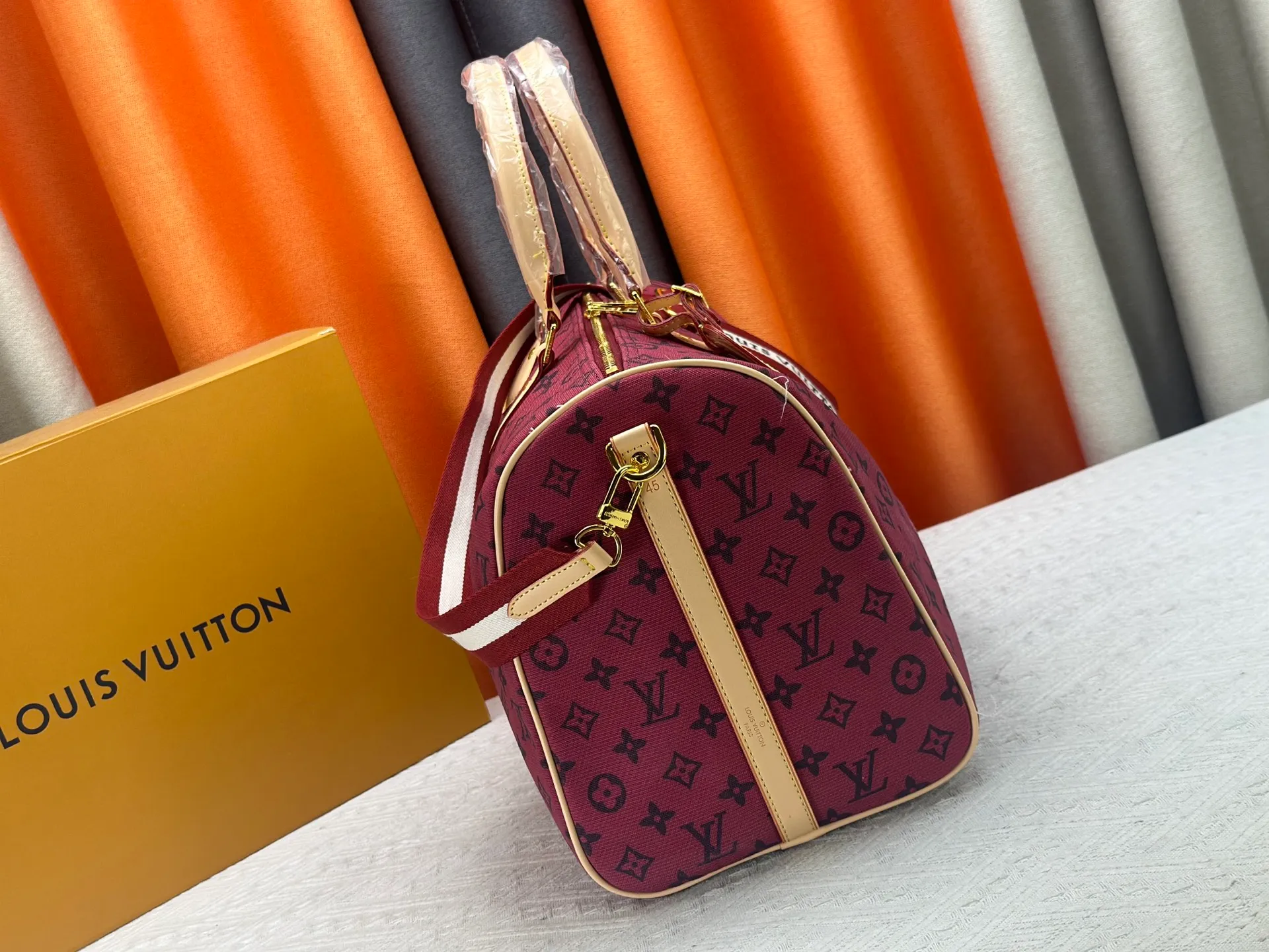 P360 Lv Travel Bag This Speedy Bandoulière Monogram Leather handbag is made of soft grained cow leather wrapped with sheepskin lining. The silk-screened Monogram pattern presents the blurred look of canvas printing, expressing the new season's ingenuity of creative director Pharrell Williams. Size: 45-26 cn Style No. 25772