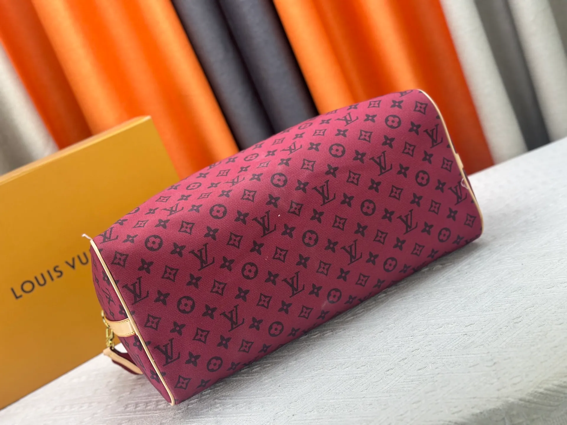 P360 Lv Travel Bag This Speedy Bandoulière Monogram Leather handbag is made of soft grained cow leather wrapped with sheepskin lining. The silk-screened Monogram pattern presents the blurred look of canvas printing, expressing the new season's ingenuity of creative director Pharrell Williams. Size: 45-26 cn Style No. 25772