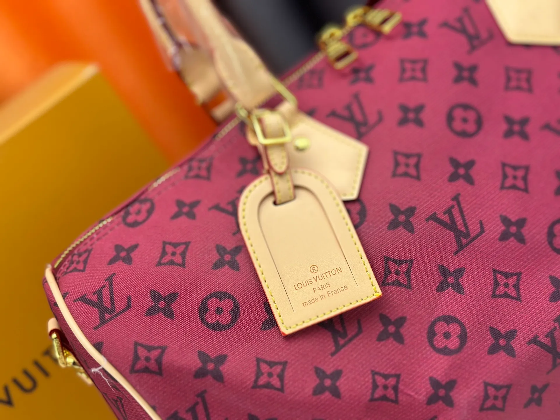 P360 Lv Travel Bag This Speedy Bandoulière Monogram Leather handbag is made of soft grained cow leather wrapped with sheepskin lining. The silk-screened Monogram pattern presents the blurred look of canvas printing, expressing the new season's ingenuity of creative director Pharrell Williams. Size: 45-26 cn Style No. 25772