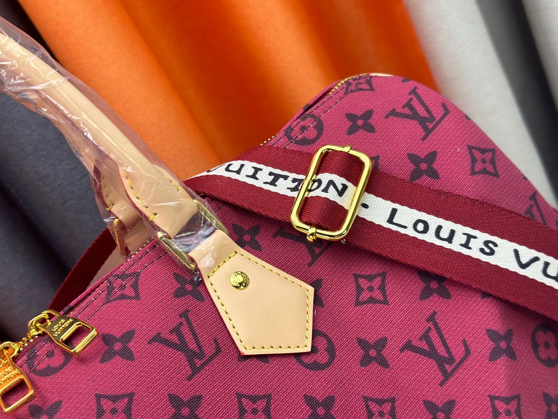 P360 Lv Travel Bag This Speedy Bandoulière Monogram Leather handbag is made of soft grained cow leather wrapped with sheepskin lining. The silk-screened Monogram pattern presents the blurred look of canvas printing, expressing the new season's ingenuity of creative director Pharrell Williams. Size: 45-26 cn Style No. 25772