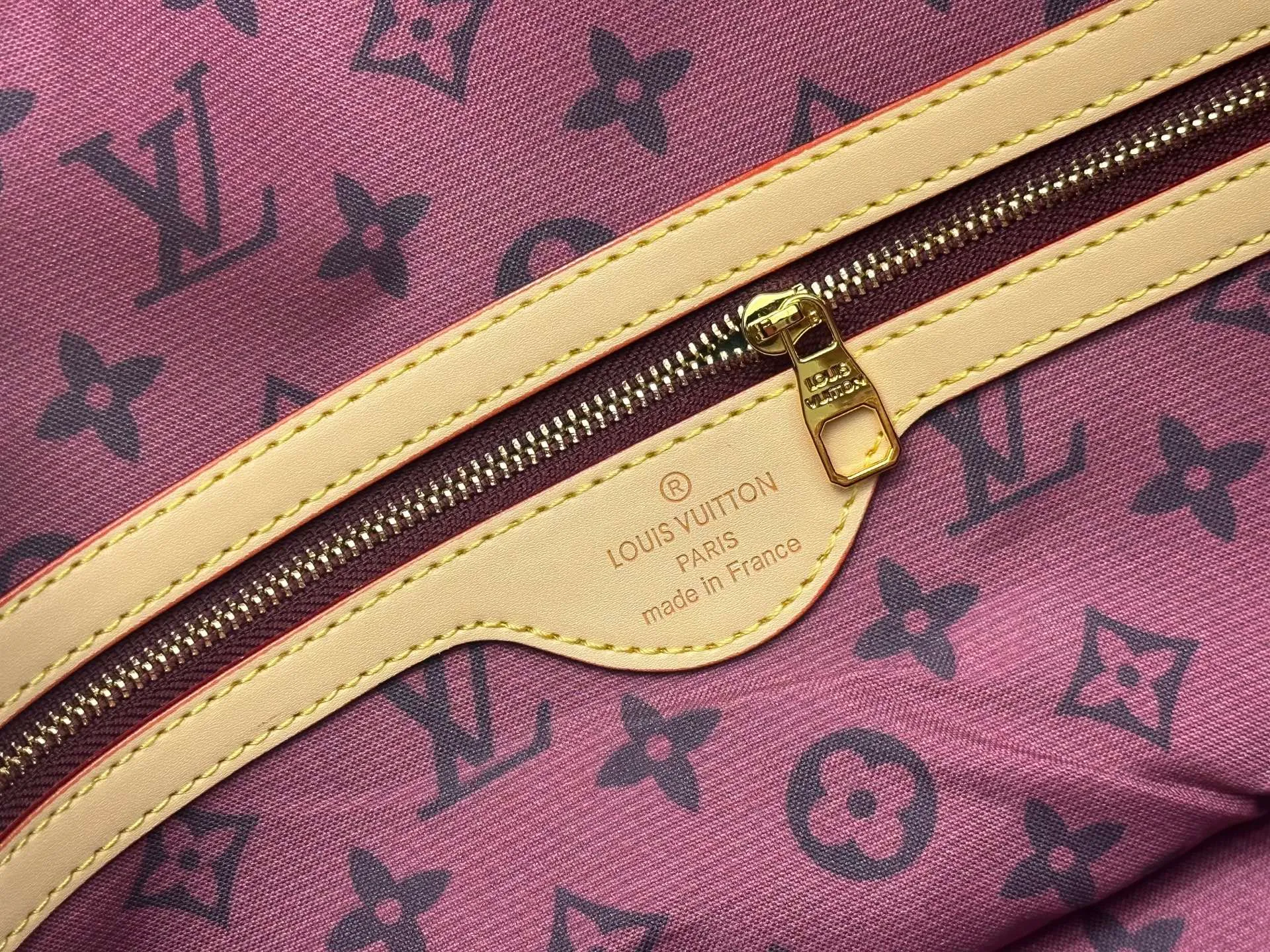 P360 Lv Travel Bag This Speedy Bandoulière Monogram Leather handbag is made of soft grained cow leather wrapped with sheepskin lining. The silk-screened Monogram pattern presents the blurred look of canvas printing, expressing the new season's ingenuity of creative director Pharrell Williams. Size: 45-26 cn Style No. 25772