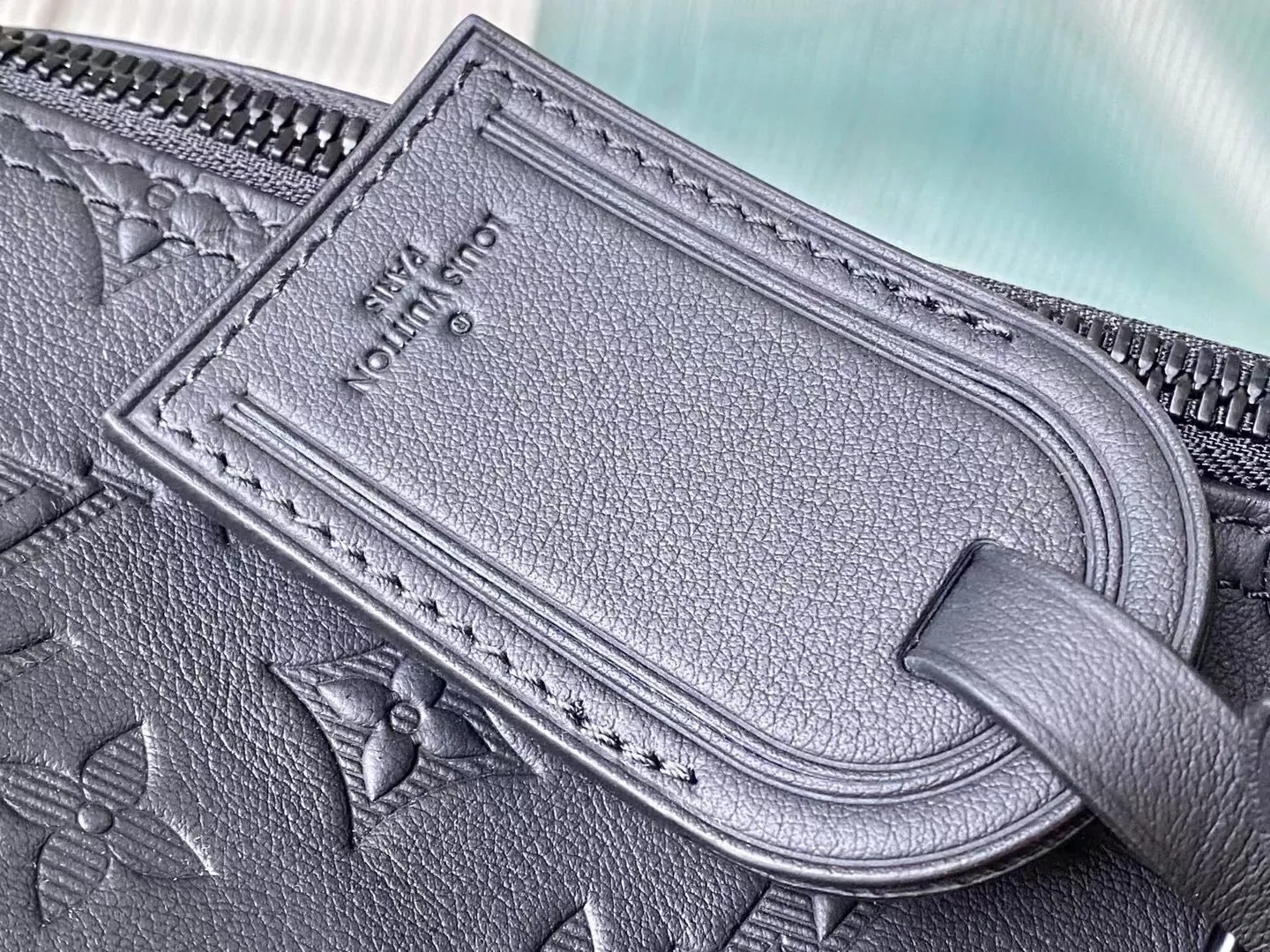 💰1400 (top layer leather) top original order M44810 This Keepall BANDOULIÈRE 50 travel bag is made of Monogram Shadow leather with full Monogram embossing and matte metal parts to achieve a simple design. The cabin luggage size is suitable for short trips. The Keepall line of soft travel bags was created in the 1930s and remains as classic and elegant as ever. Dimensions: 29 x 23 x 50 cm
