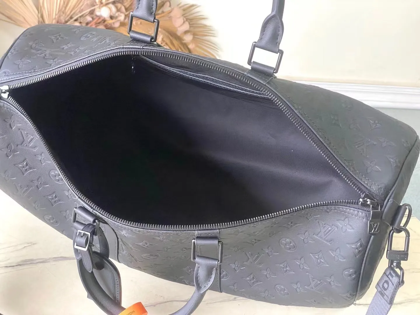 💰1400 (top layer leather) top original order M44810 This Keepall BANDOULIÈRE 50 travel bag is made of Monogram Shadow leather with full Monogram embossing and matte metal parts to achieve a simple design. The cabin luggage size is suitable for short trips. The Keepall line of soft travel bags was created in the 1930s and remains as classic and elegant as ever. Dimensions: 29 x 23 x 50 cm