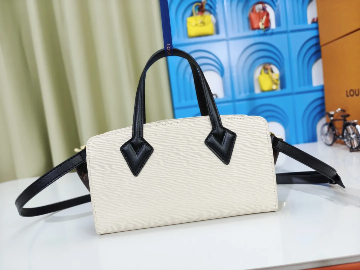 P260💰Upgraded original M11791 M12533 ​​M11789 Louis Vuitton explores the archive inspiration of the original 1992 Varenne handbag, and this time launches the East West version that is suitable for day and night. Epi leather complements the expandable Monogram canvas accordion structure, with ample space and zippered pockets to store personal items, cards and other travel needs. Dimensions: 32.0 x 24.0 x 7.0 cm (length x height x width)
