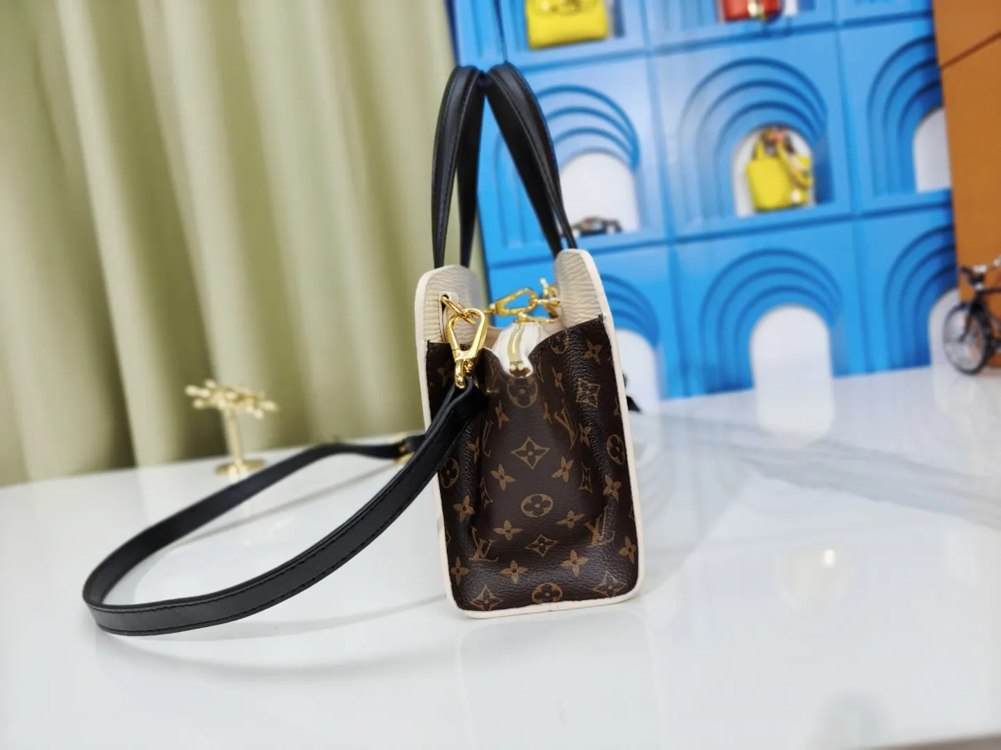P260💰Upgraded original M11791 M12533 ​​M11789 Louis Vuitton explores the archive inspiration of the original 1992 Varenne handbag, and this time launches the East West version that is suitable for day and night. Epi leather complements the expandable Monogram canvas accordion structure, with ample space and zippered pockets to store personal items, cards and other travel needs. Dimensions: 32.0 x 24.0 x 7.0 cm (length x height x width)