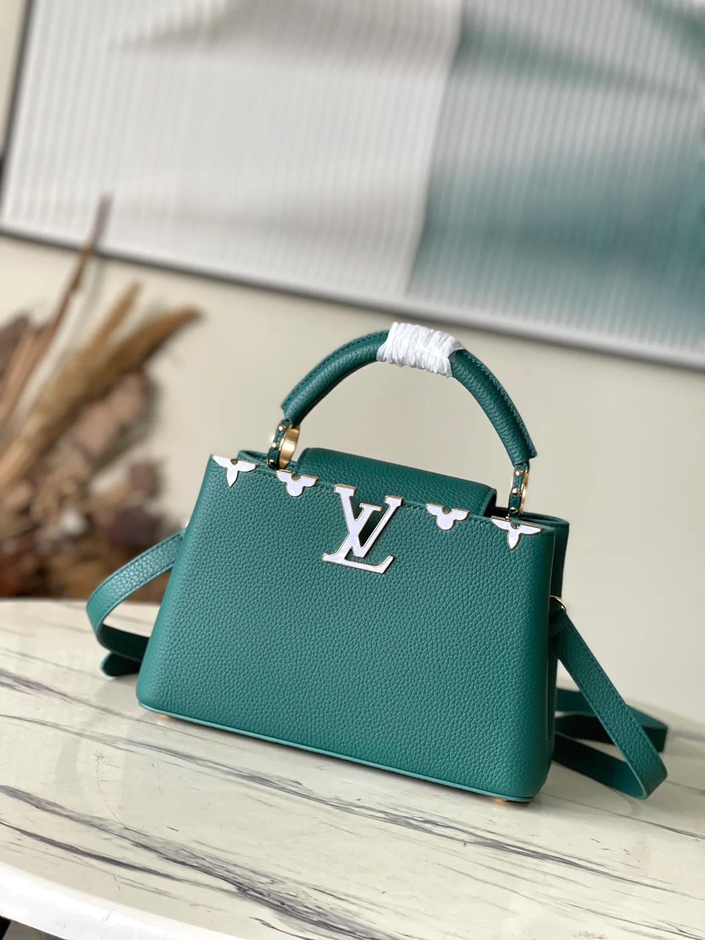 💰2460 (Special grade original leather) M23766/M48865 green and white mother-of-pearl corolla. This Capucines Flower Crown handbag is made of full-grain Taurillon leather and is embellished with Monogram flowers. Each flower is made of exquisite shells. The LV logo and flowers echo each other, giving this feminine handbag a jewel-like luster. Use the detachable shoulder strap cleverly. You can switch it as a crossbody. Size: 27 * 18*9cm