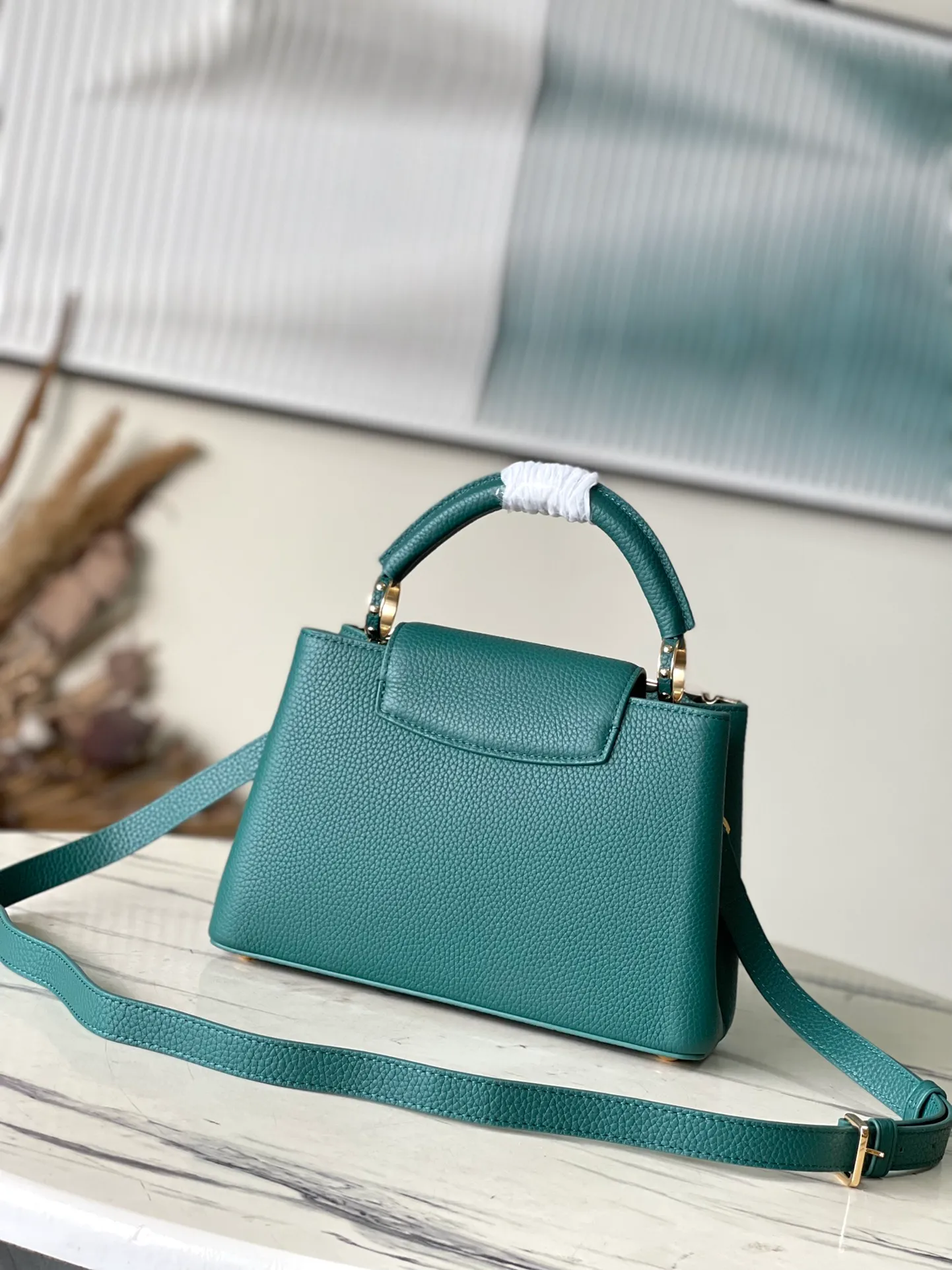 💰2460 (Special grade original leather) M23766/M48865 green and white mother-of-pearl corolla. This Capucines Flower Crown handbag is made of full-grain Taurillon leather and is embellished with Monogram flowers. Each flower is made of exquisite shells. The LV logo and flowers echo each other, giving this feminine handbag a jewel-like luster. Use the detachable shoulder strap cleverly. You can switch it as a crossbody. Size: 27 * 18*9cm