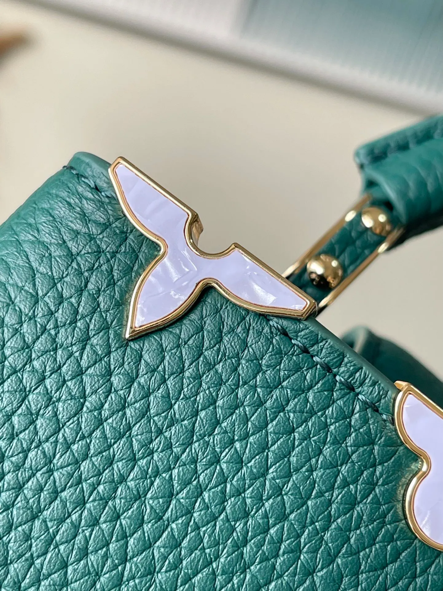 💰2460 (Special grade original leather) M23766/M48865 green and white mother-of-pearl corolla. This Capucines Flower Crown handbag is made of full-grain Taurillon leather and is embellished with Monogram flowers. Each flower is made of exquisite shells. The LV logo and flowers echo each other, giving this feminine handbag a jewel-like luster. Use the detachable shoulder strap cleverly. You can switch it as a crossbody. Size: 27 * 18*9cm