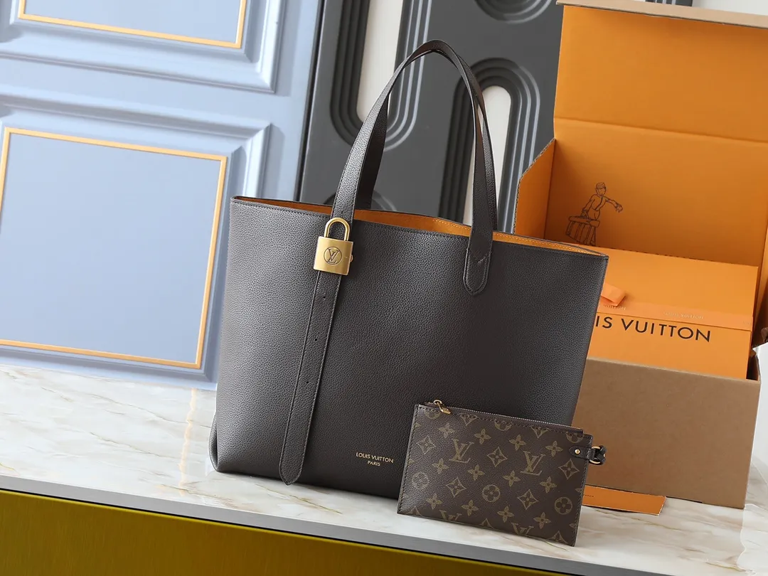 💰280💰Upgraded from the original M25341 M25342 M25343 This medium-sized Low Key Cabas handbag is wrapped in soft grained cow leather and lined with suede leather, creating a luxurious style with craftsmanship. The brand's iconic padlock demonstrates an eclectic mix of elegant aesthetics and security features. The adjustable handle enables you to switch between hand-held and long- or short-shoulder carry. Dimensions: 47.0 x 30.0 x 14.0 cm