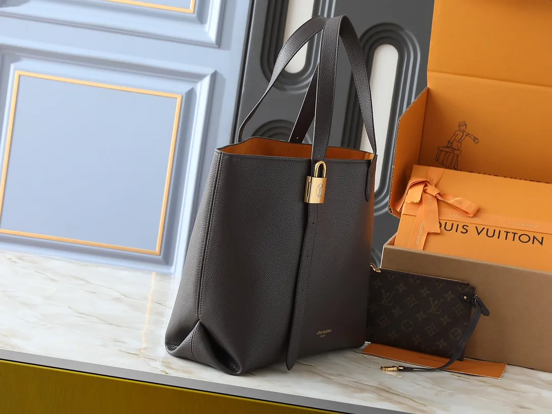 💰280💰Upgraded from the original M25341 M25342 M25343 This medium-sized Low Key Cabas handbag is wrapped in soft grained cow leather and lined with suede leather, creating a luxurious style with craftsmanship. The brand's iconic padlock demonstrates an eclectic mix of elegant aesthetics and security features. The adjustable handle enables you to switch between hand-held and long- or short-shoulder carry. Dimensions: 47.0 x 30.0 x 14.0 cm