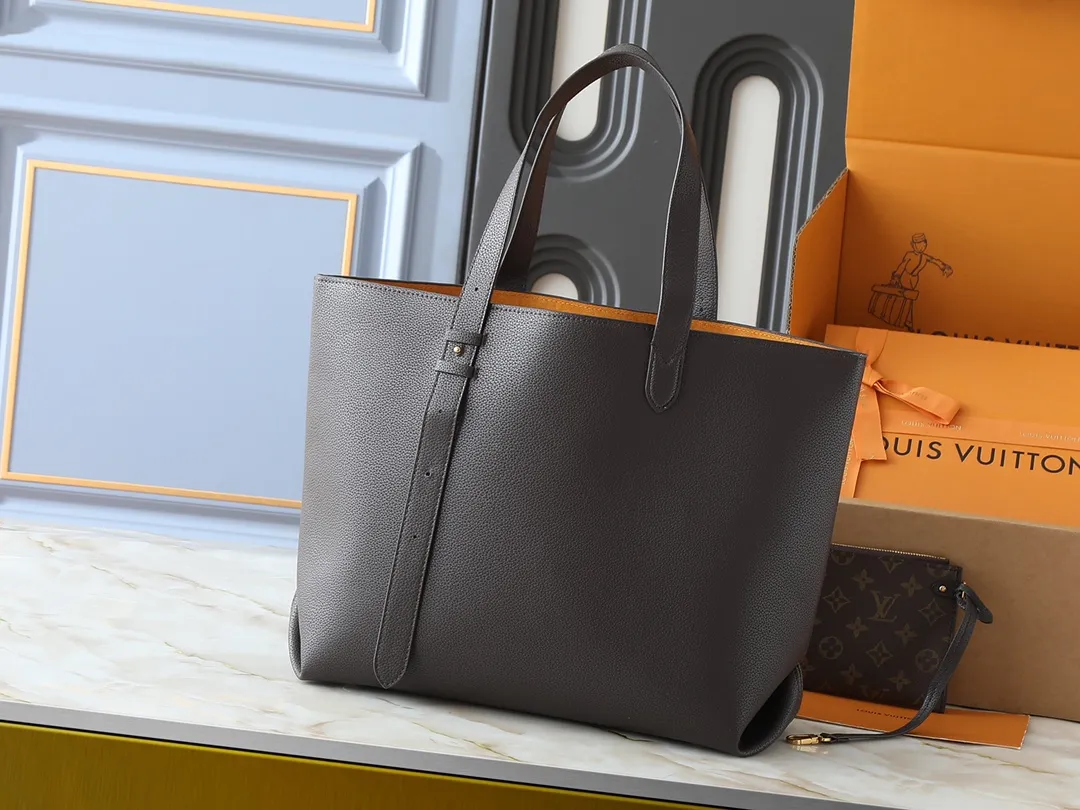 💰280💰Upgraded from the original M25341 M25342 M25343 This medium-sized Low Key Cabas handbag is wrapped in soft grained cow leather and lined with suede leather, creating a luxurious style with craftsmanship. The brand's iconic padlock demonstrates an eclectic mix of elegant aesthetics and security features. The adjustable handle enables you to switch between hand-held and long- or short-shoulder carry. Dimensions: 47.0 x 30.0 x 14.0 cm