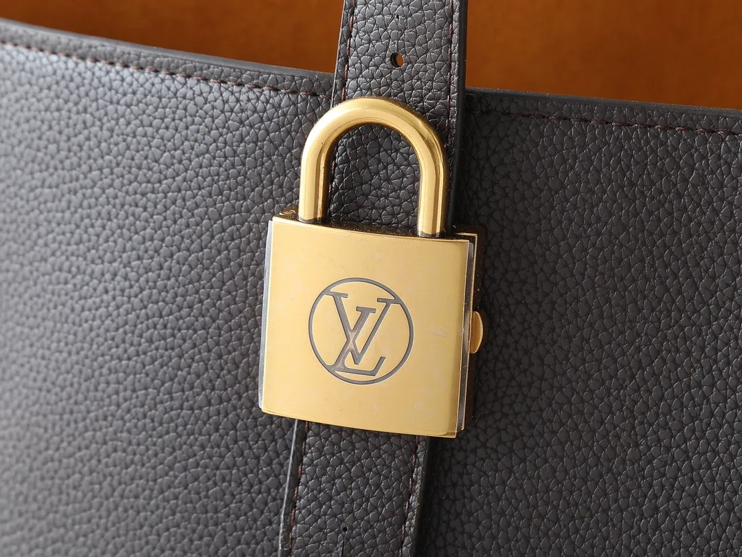 💰280💰Upgraded from the original M25341 M25342 M25343 This medium-sized Low Key Cabas handbag is wrapped in soft grained cow leather and lined with suede leather, creating a luxurious style with craftsmanship. The brand's iconic padlock demonstrates an eclectic mix of elegant aesthetics and security features. The adjustable handle enables you to switch between hand-held and long- or short-shoulder carry. Dimensions: 47.0 x 30.0 x 14.0 cm