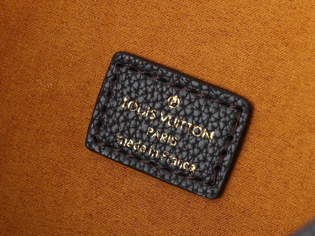 💰280💰Upgraded from the original M25341 M25342 M25343 This medium-sized Low Key Cabas handbag is wrapped in soft grained cow leather and lined with suede leather, creating a luxurious style with craftsmanship. The brand's iconic padlock demonstrates an eclectic mix of elegant aesthetics and security features. The adjustable handle enables you to switch between hand-held and long- or short-shoulder carry. Dimensions: 47.0 x 30.0 x 14.0 cm