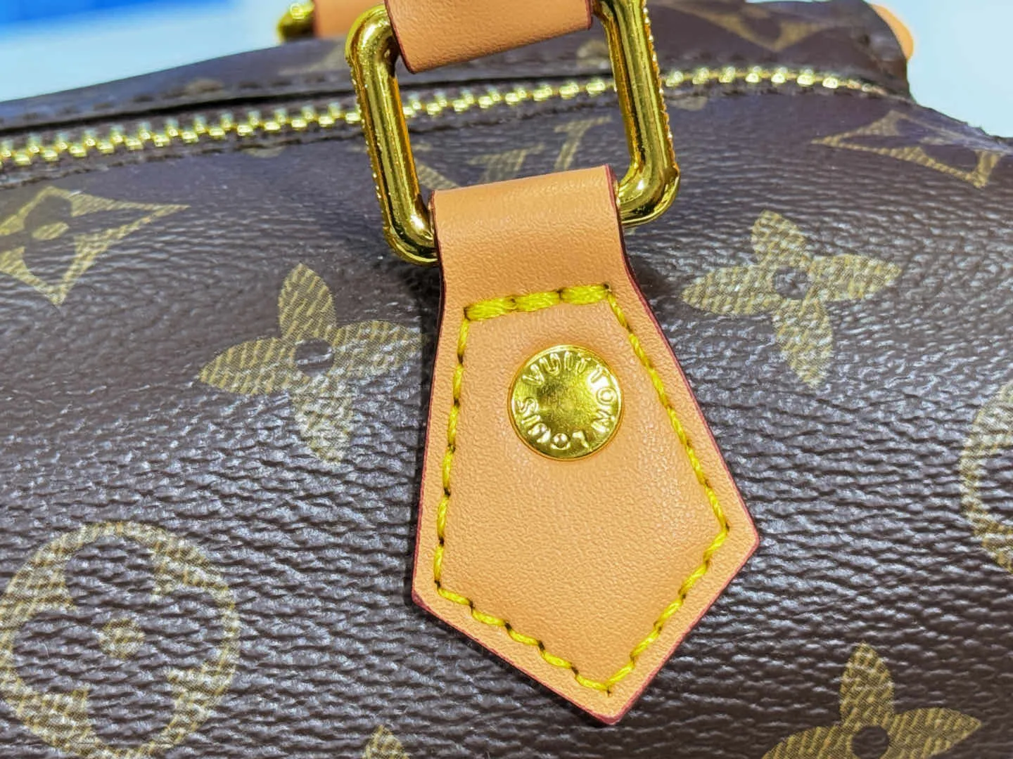 P220 upgrades the original version M13226 and a new bag is online. Viewed from the front: unremarkable, viewed from the side: hidden love, the heart-shaped bag is so eye-catching when taken out. How to carry: the handle can be used as a bell, the adjustable shoulder strap can be worn cross-body, on one shoulder, or under the armpit. Children have a new choice when they go to Disney. It is perfect for princess dresses, girly clothes, and casual wear. It really embodies romance and cuteness! Size: 18X 11.5X 10.5