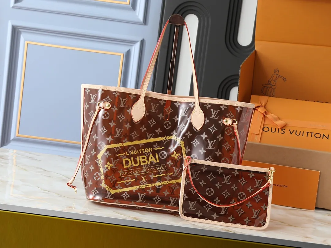 💰260💰Upgraded from the original M14491 M14490 M40995 This Neverfull medium tote bag is made of soft Monogram canvas with cow leather trim, and is lined with colorful fabrics in a spacious configuration. The straps on both sides can be tightened or stretched to create a different style. The slim handle makes it easy to carry over the shoulder or elbow, and the removable zipper bag can be used as a clutch or pocket. Dimensions: 31.0 x 28.0 x 14.0 cm (length x height x width)