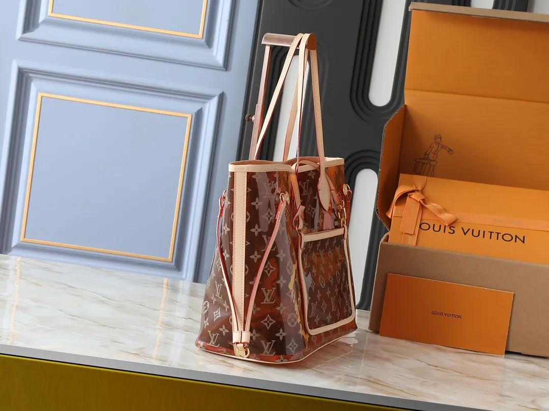 💰260💰Upgraded from the original M14491 M14490 M40995 This Neverfull medium tote bag is made of soft Monogram canvas with cow leather trim, and is lined with colorful fabrics in a spacious configuration. The straps on both sides can be tightened or stretched to create a different style. The slim handle makes it easy to carry over the shoulder or elbow, and the removable zipper bag can be used as a clutch or pocket. Dimensions: 31.0 x 28.0 x 14.0 cm (length x height x width)