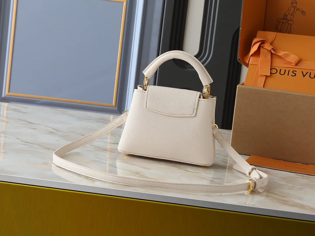💰380💰Guangzhou goods Upgraded original M12135 M11964 M12751 This Capucines mini handbag is made of Taurillon cow leather, and the upper edge of the Malletage is shaped with shiny diamond-shaped metal elements, highlighting the new design of the season. The flip cover provides two styles: external or internal storage, and the ample compartments inside can accommodate all your travel needs. Dimensions: 21.0 x 13.6 x 8.0 cm (length x height x width)