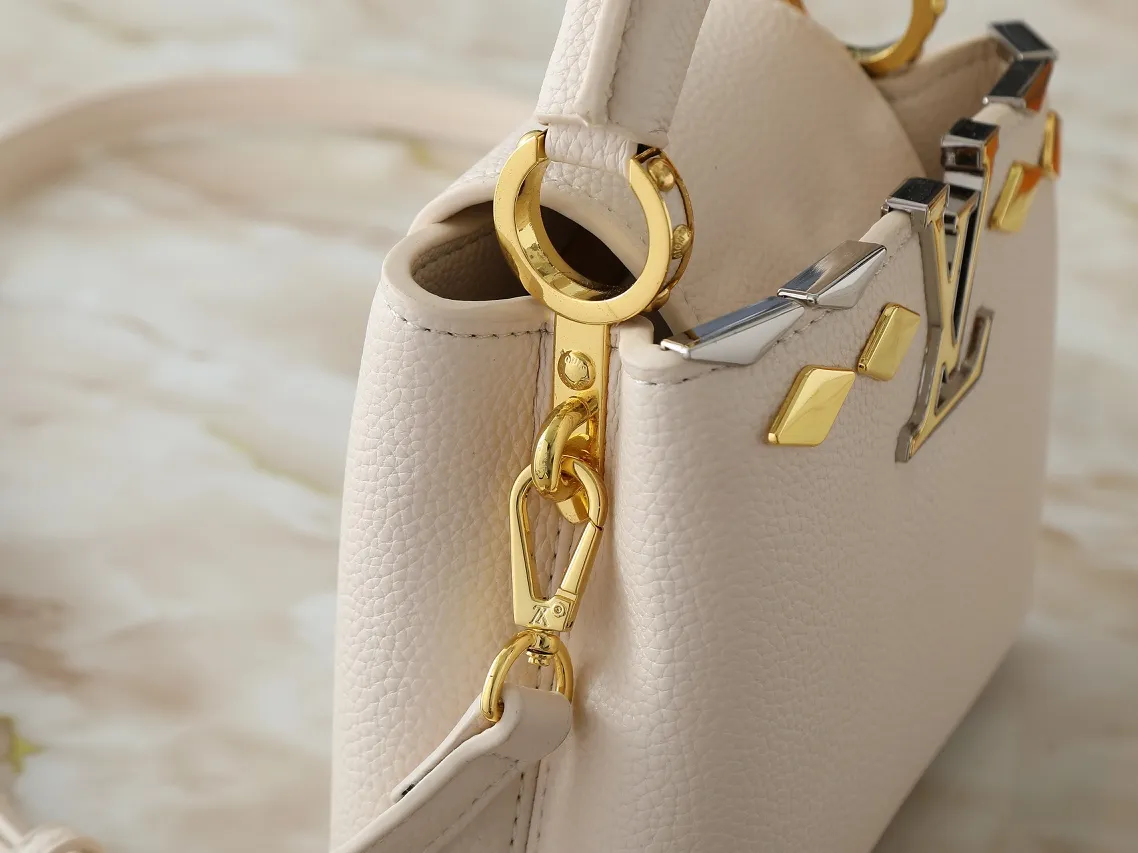 💰380💰Guangzhou goods Upgraded original M12135 M11964 M12751 This Capucines mini handbag is made of Taurillon cow leather, and the upper edge of the Malletage is shaped with shiny diamond-shaped metal elements, highlighting the new design of the season. The flip cover provides two styles: external or internal storage, and the ample compartments inside can accommodate all your travel needs. Dimensions: 21.0 x 13.6 x 8.0 cm (length x height x width)