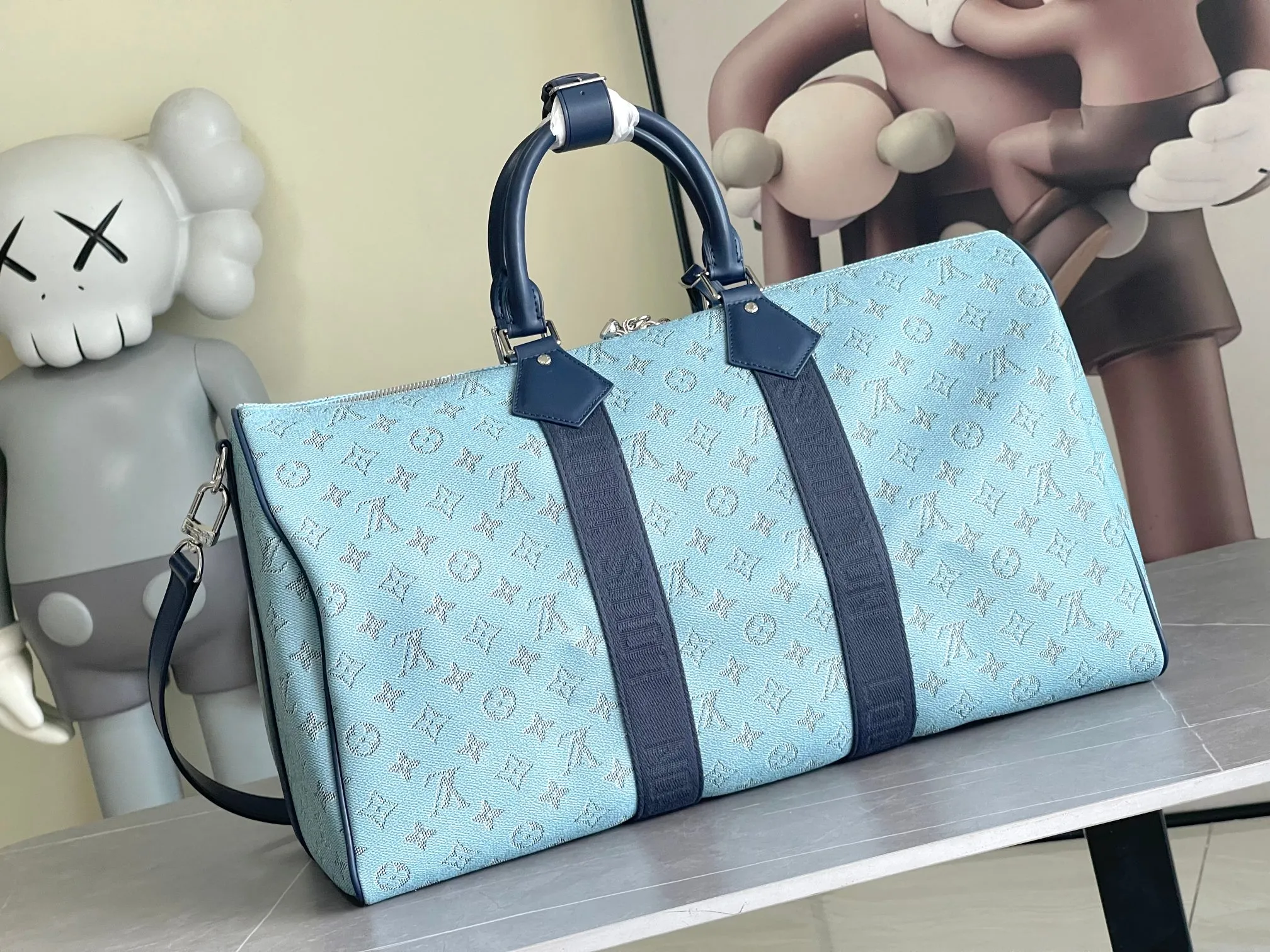 💰1220 The top original model M14837 blue Keepall Bandouliere 50 travel bag is made of Monogram Heritage coated canvas, conveying the cruise travel style with gorgeous style. The restrained color scheme and distressed hardware exude sophistication, while the soft cowhide leather details highlight the brand's craftsmanship. The top handle and removable and adjustable shoulder strap allow for a variety of carrying options. 50x29x23 cm (Length x Height x Width) Monogram Heritage coated canvas Cow leather trim