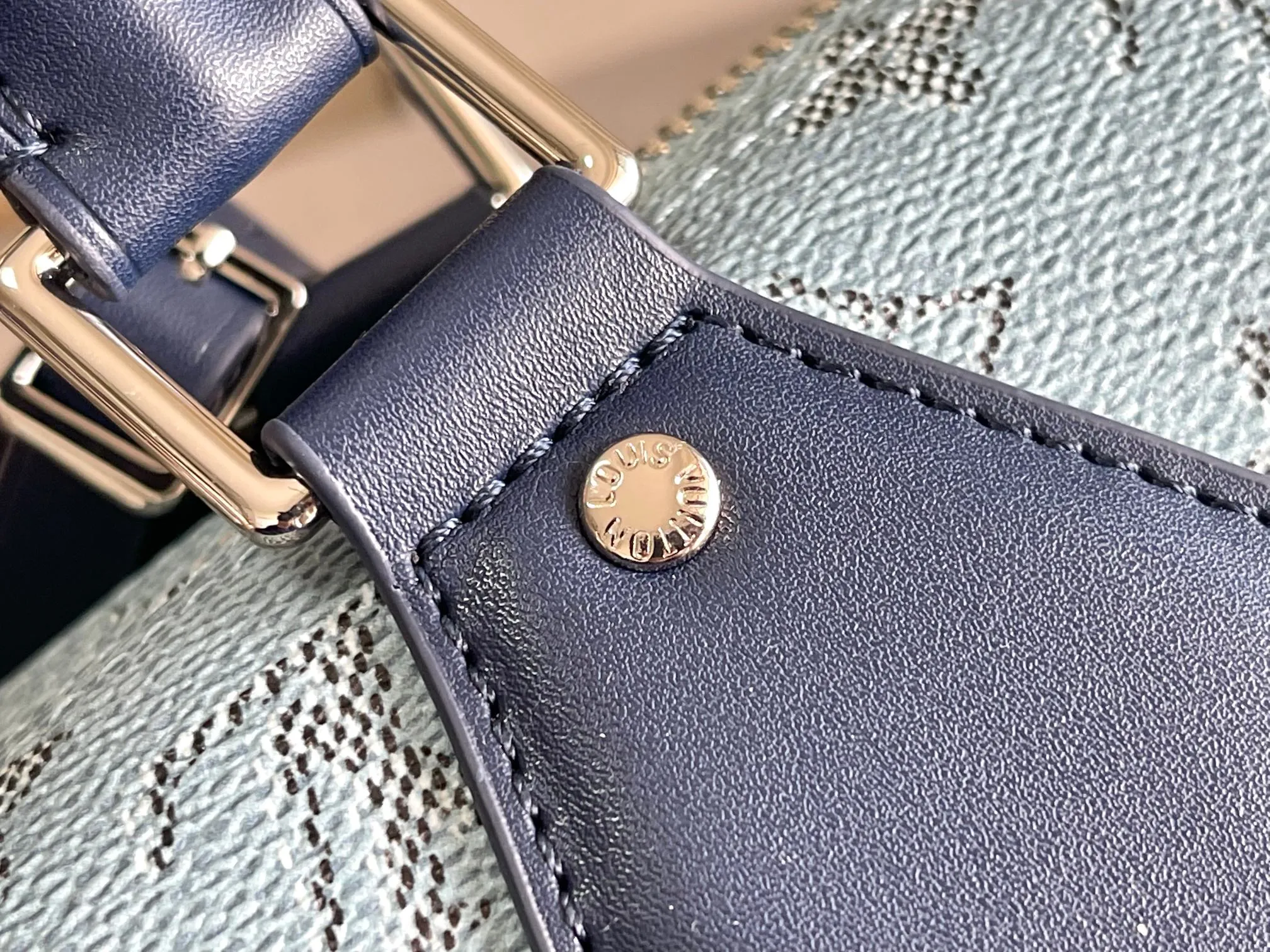 💰1220 The top original model M14837 blue Keepall Bandouliere 50 travel bag is made of Monogram Heritage coated canvas, conveying the cruise travel style with gorgeous style. The restrained color scheme and distressed hardware exude sophistication, while the soft cowhide leather details highlight the brand's craftsmanship. The top handle and removable and adjustable shoulder strap allow for a variety of carrying options. 50x29x23 cm (Length x Height x Width) Monogram Heritage coated canvas Cow leather trim