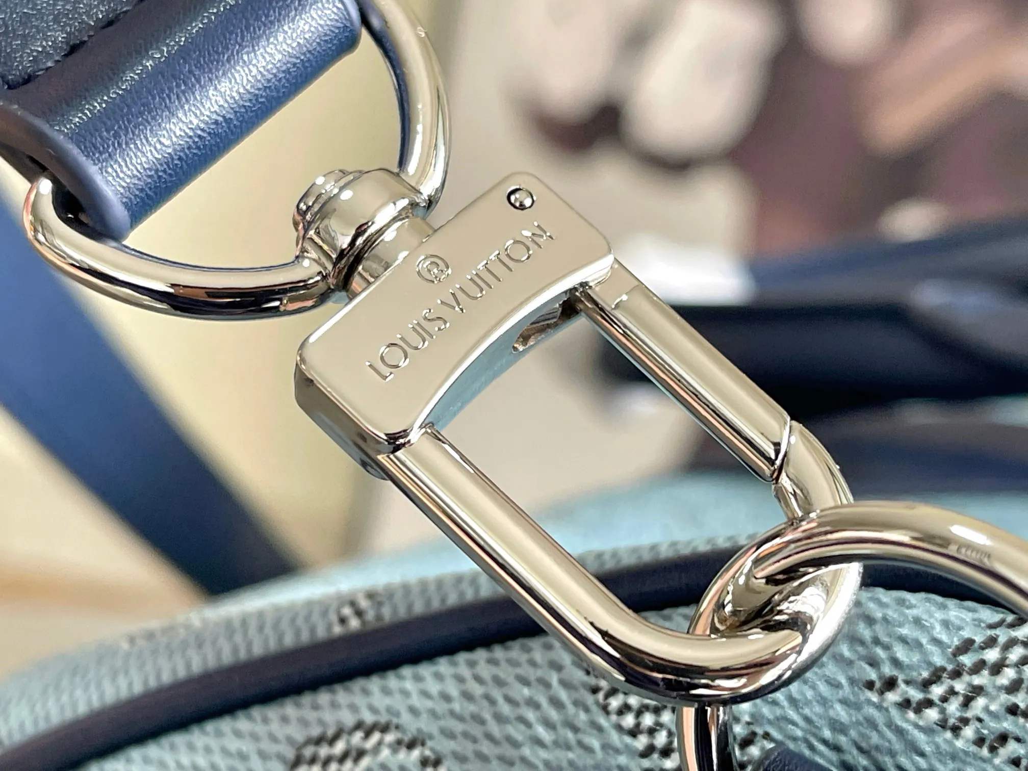 💰1220 The top original model M14837 blue Keepall Bandouliere 50 travel bag is made of Monogram Heritage coated canvas, conveying the cruise travel style with gorgeous style. The restrained color scheme and distressed hardware exude sophistication, while the soft cowhide leather details highlight the brand's craftsmanship. The top handle and removable and adjustable shoulder strap allow for a variety of carrying options. 50x29x23 cm (Length x Height x Width) Monogram Heritage coated canvas Cow leather trim