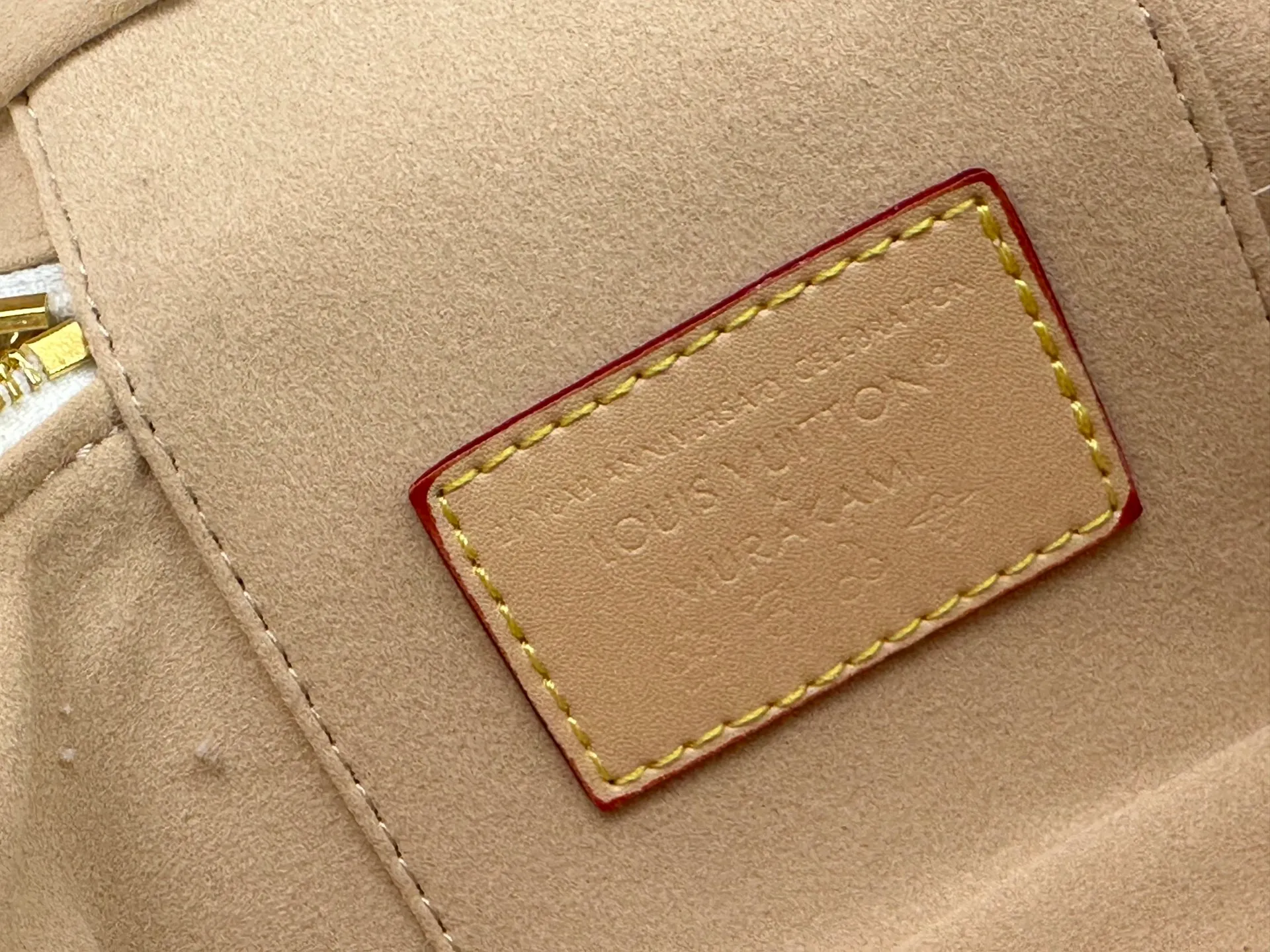 P260 [Official latest model, real shot of the edition] M13662-M85634-M47125-M47128-M45165 This Vanity Pouch handbag is from the Louis Vuitton Coated canvas is trimmed with calfskin, while a zipper closure, detachable chain and LV-engraved padlock add a metallic sheen. 11.5 x 6.5 x 19 cm (height x width x length) p1460