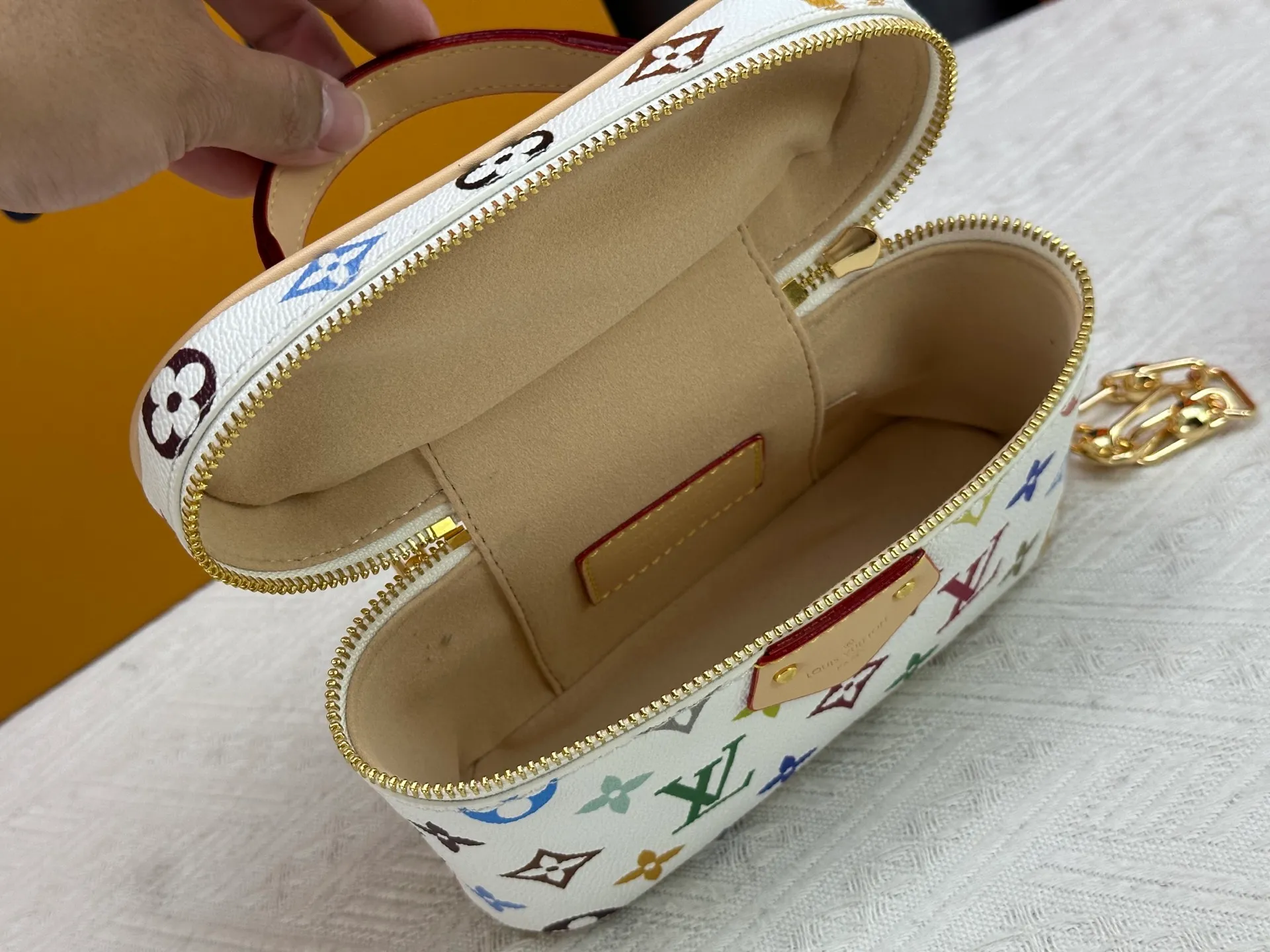 P260 [Official latest model, real shot of the edition] M13662-M85634-M47125-M47128-M45165 This Vanity Pouch handbag is from the Louis Vuitton Coated canvas is trimmed with calfskin, while a zipper closure, detachable chain and LV-engraved padlock add a metallic sheen. 11.5 x 6.5 x 19 cm (height x width x length) p1460