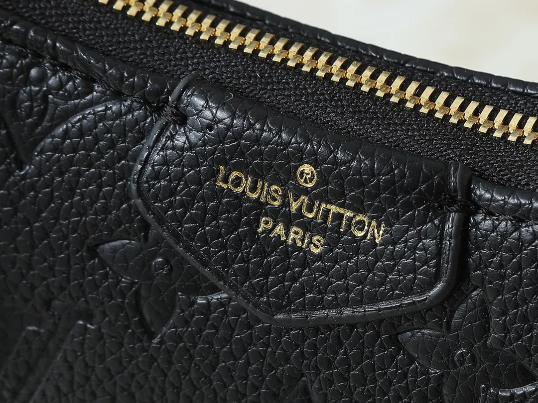 💰180💰Upgraded from the original M81066 M80349 M14421 M81862 M13614 This Easy Pouch handbag has a classic Monogram pattern on the leather body and incorporates dazzling metal parts such as D-rings, making it a perfect choice for day and night travel. The compact shape is suitable for daily needs, and the detachable shoulder strap and chain allow for a variety of carrying methods. Dimensions: 19.0 x 11.5 x 3.0 cm (length x height x width)