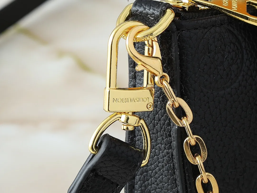 💰180💰Upgraded from the original M81066 M80349 M14421 M81862 M13614 This Easy Pouch handbag has a classic Monogram pattern on the leather body and incorporates dazzling metal parts such as D-rings, making it a perfect choice for day and night travel. The compact shape is suitable for daily needs, and the detachable shoulder strap and chain allow for a variety of carrying methods. Dimensions: 19.0 x 11.5 x 3.0 cm (length x height x width)
