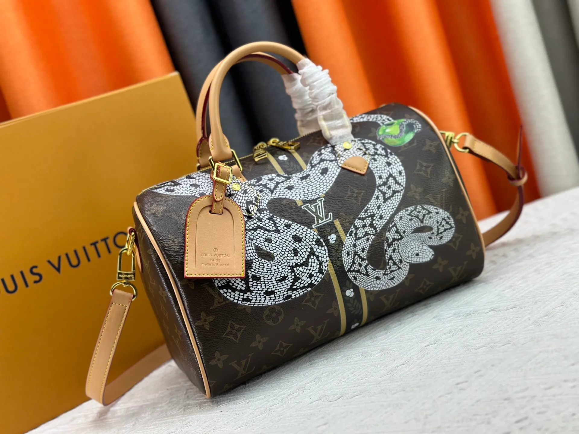 P300 M40391 This Speedy Bandouliere 30 handbag draws inspiration from the brand's archive Monogram canvas, Louis Vuitton's legendary collection. The cow leather trim highlights the traditional heritage. The rolled leather handle, engraved padlock and detachable shoulder strap continue the classic details, making it a good choice for urban life. • Size: 30X21X17cm
