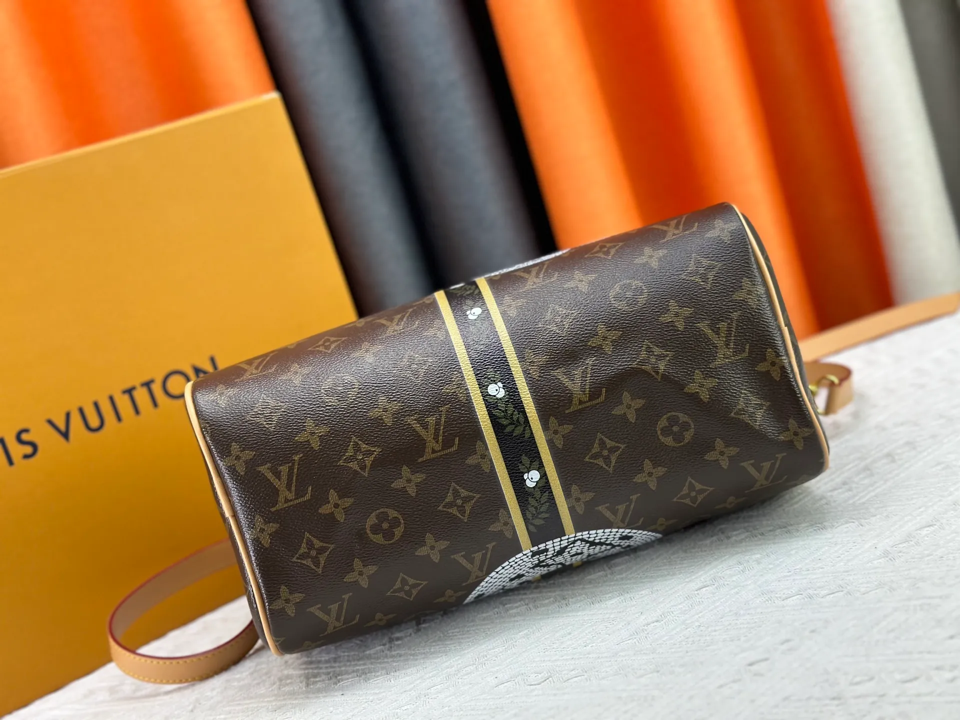 P300 M40391 This Speedy Bandouliere 30 handbag draws inspiration from the brand's archive Monogram canvas, Louis Vuitton's legendary collection. The cow leather trim highlights the traditional heritage. The rolled leather handle, engraved padlock and detachable shoulder strap continue the classic details, making it a good choice for urban life. • Size: 30X21X17cm