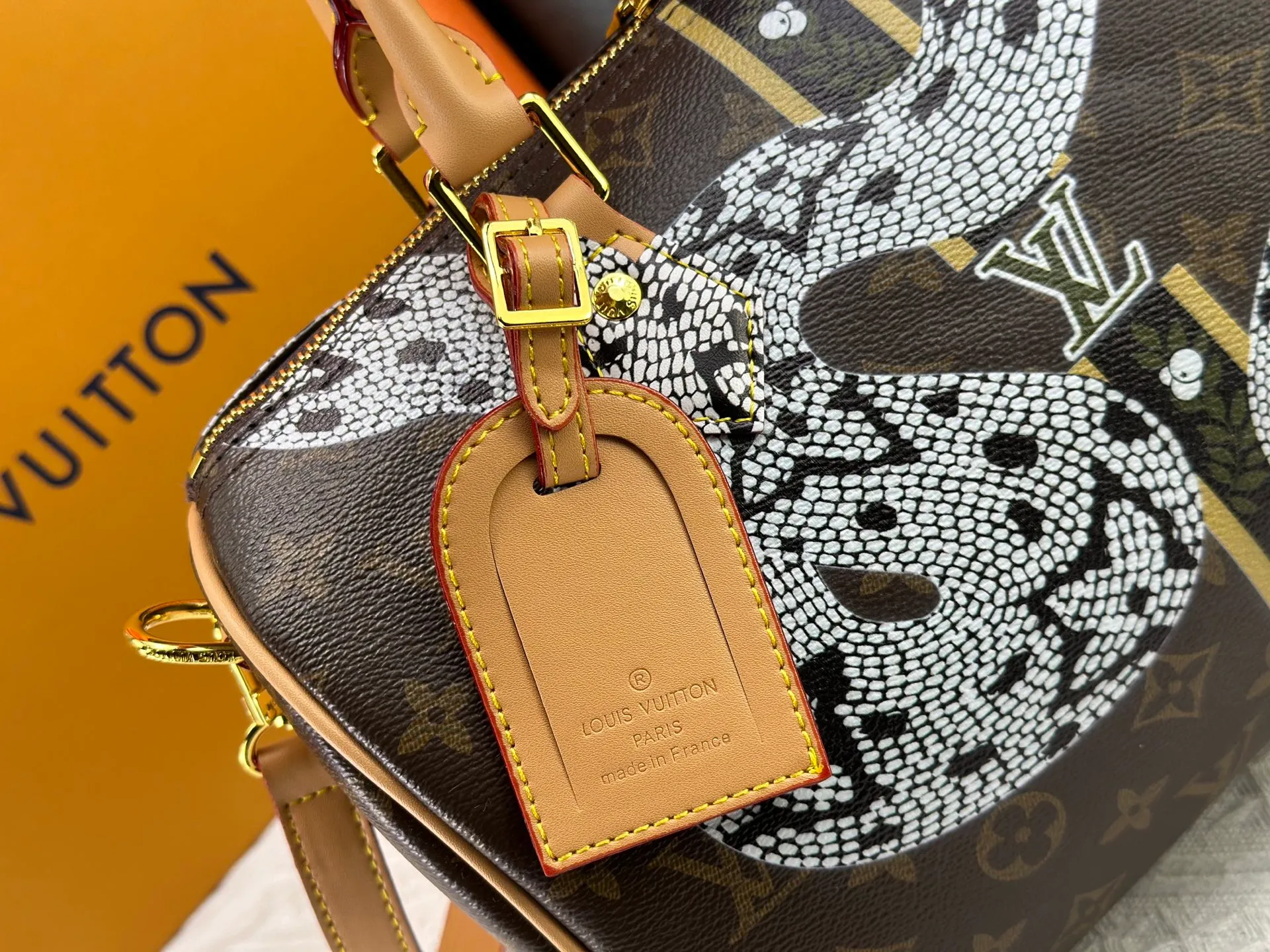 P300 M40391 This Speedy Bandouliere 30 handbag draws inspiration from the brand's archive Monogram canvas, Louis Vuitton's legendary collection. The cow leather trim highlights the traditional heritage. The rolled leather handle, engraved padlock and detachable shoulder strap continue the classic details, making it a good choice for urban life. • Size: 30X21X17cm