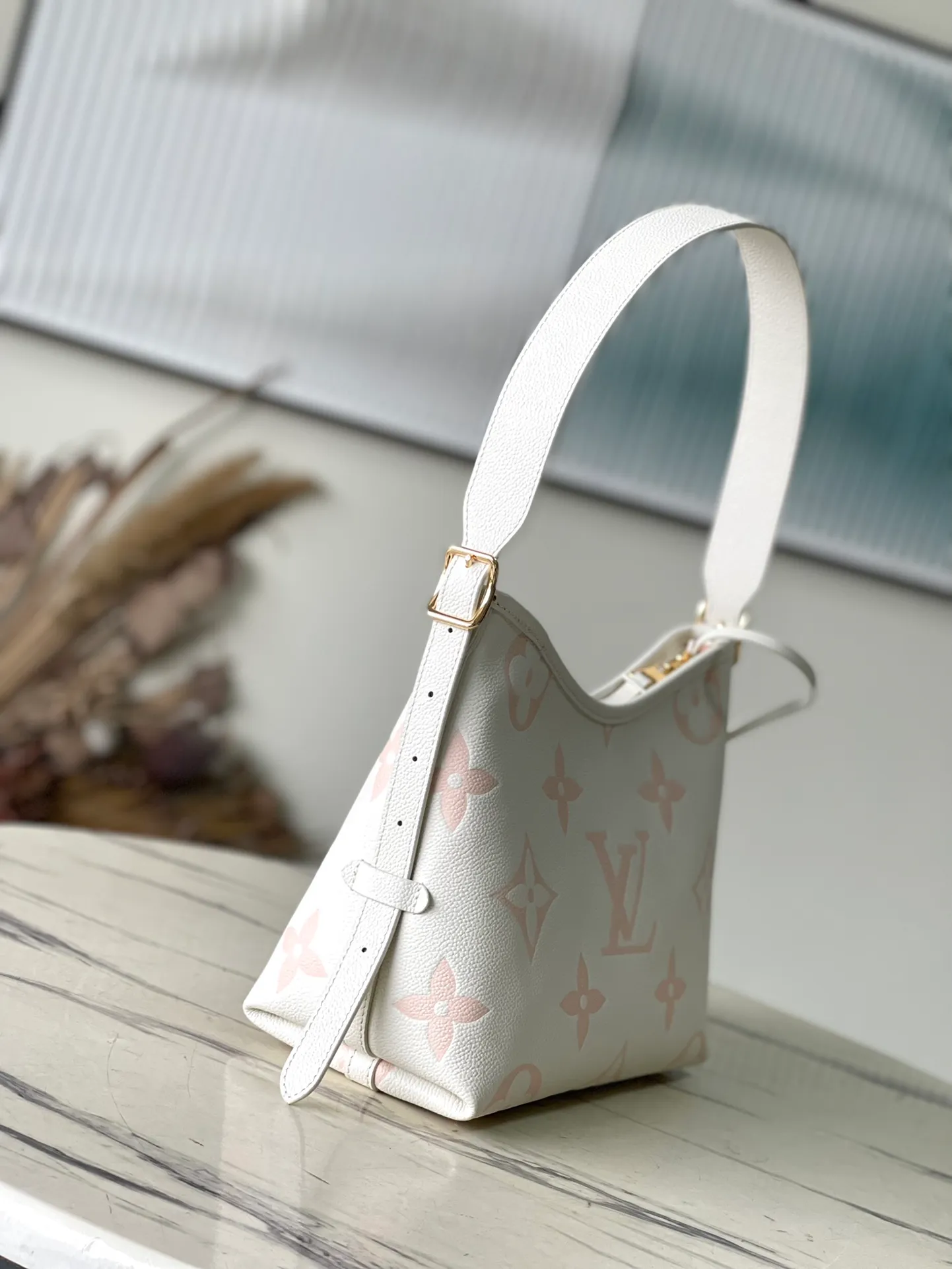 💰1300 (first-grain leather) top-quality original M46288 pink silk screen printing details. The CarryAll small handbag is made of Monogram Empreinte embossed leather, with a generous configuration and a neat inner layer. The large inner bag adds functional elements. Comes with a Monogram embossed zipper clutch secured by a leather strap. A personal companion for urban life. Dimensions 29 x 24 x 12 cm (length x height x width)