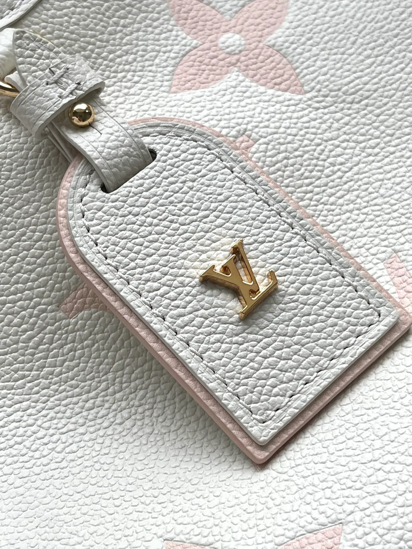 💰1300 (first-grain leather) top-quality original M46288 pink silk screen printing details. The CarryAll small handbag is made of Monogram Empreinte embossed leather, with a generous configuration and a neat inner layer. The large inner bag adds functional elements. Comes with a Monogram embossed zipper clutch secured by a leather strap. A personal companion for urban life. Dimensions 29 x 24 x 12 cm (length x height x width)