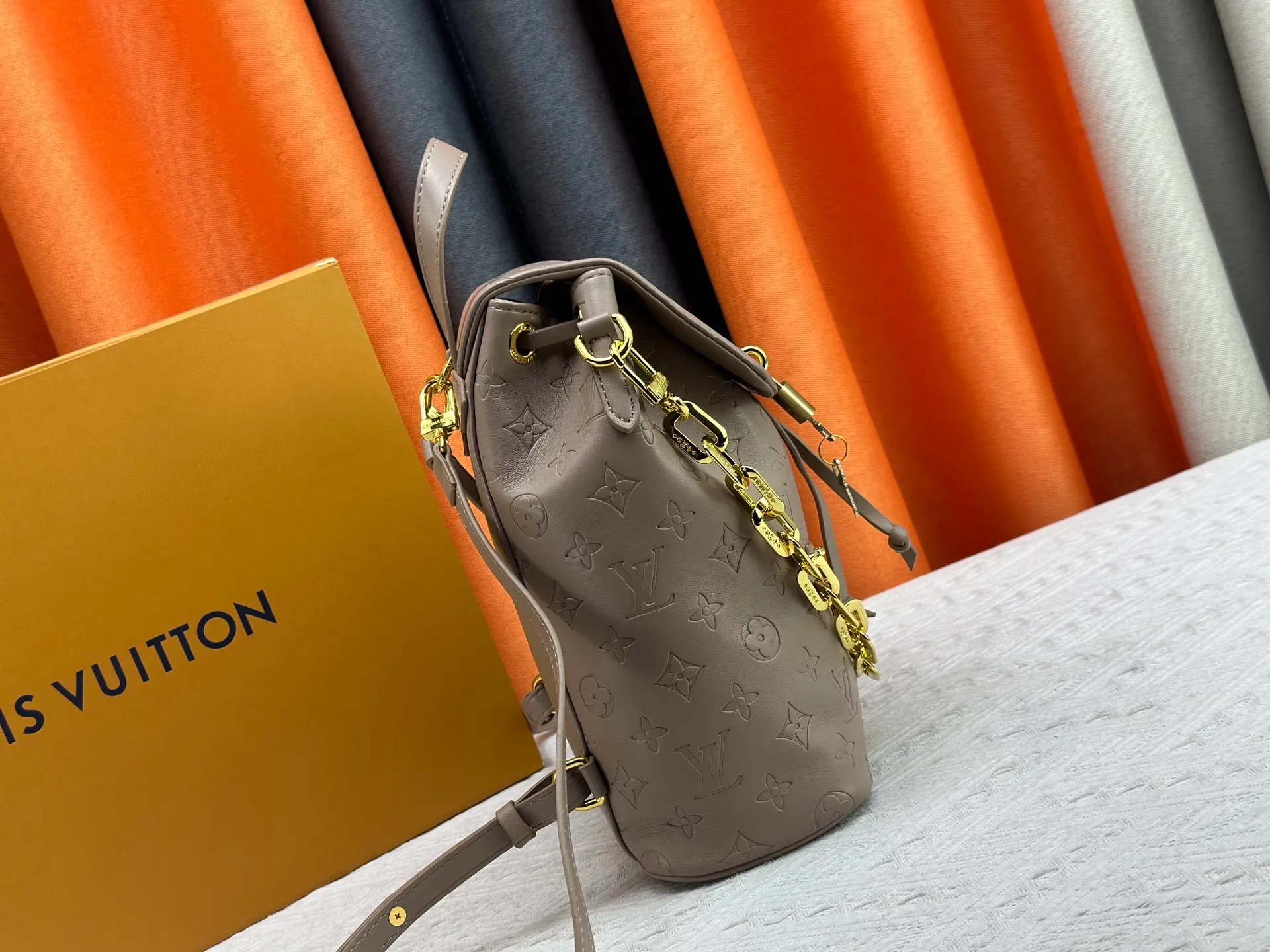 P280 M13357 Coussin Backpack Small handbag joins the Coussin series in a backpack configuration. It is made of soft Monogram embossed leather and integrated with the iconic LV padlock, combining modern style and functional considerations. The detachable Coussin chain releases the metal edge, and the zippered front pocket makes it easy to access various small items. Size: 21X26X10 cm