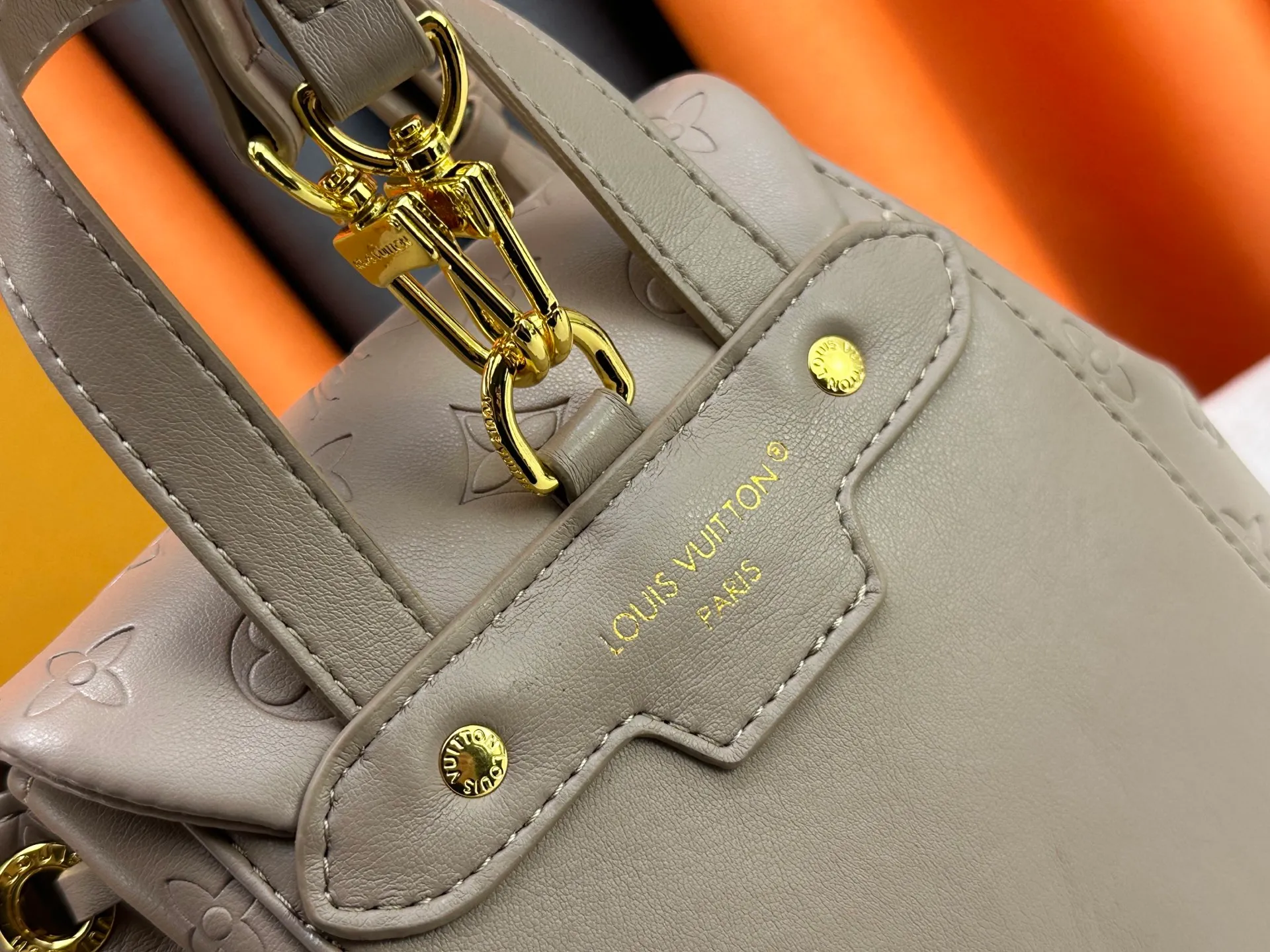 P280 M13357 Coussin Backpack Small handbag joins the Coussin series in a backpack configuration. It is made of soft Monogram embossed leather and integrated with the iconic LV padlock, combining modern style and functional considerations. The detachable Coussin chain releases the metal edge, and the zippered front pocket makes it easy to access various small items. Size: 21X26X10 cm