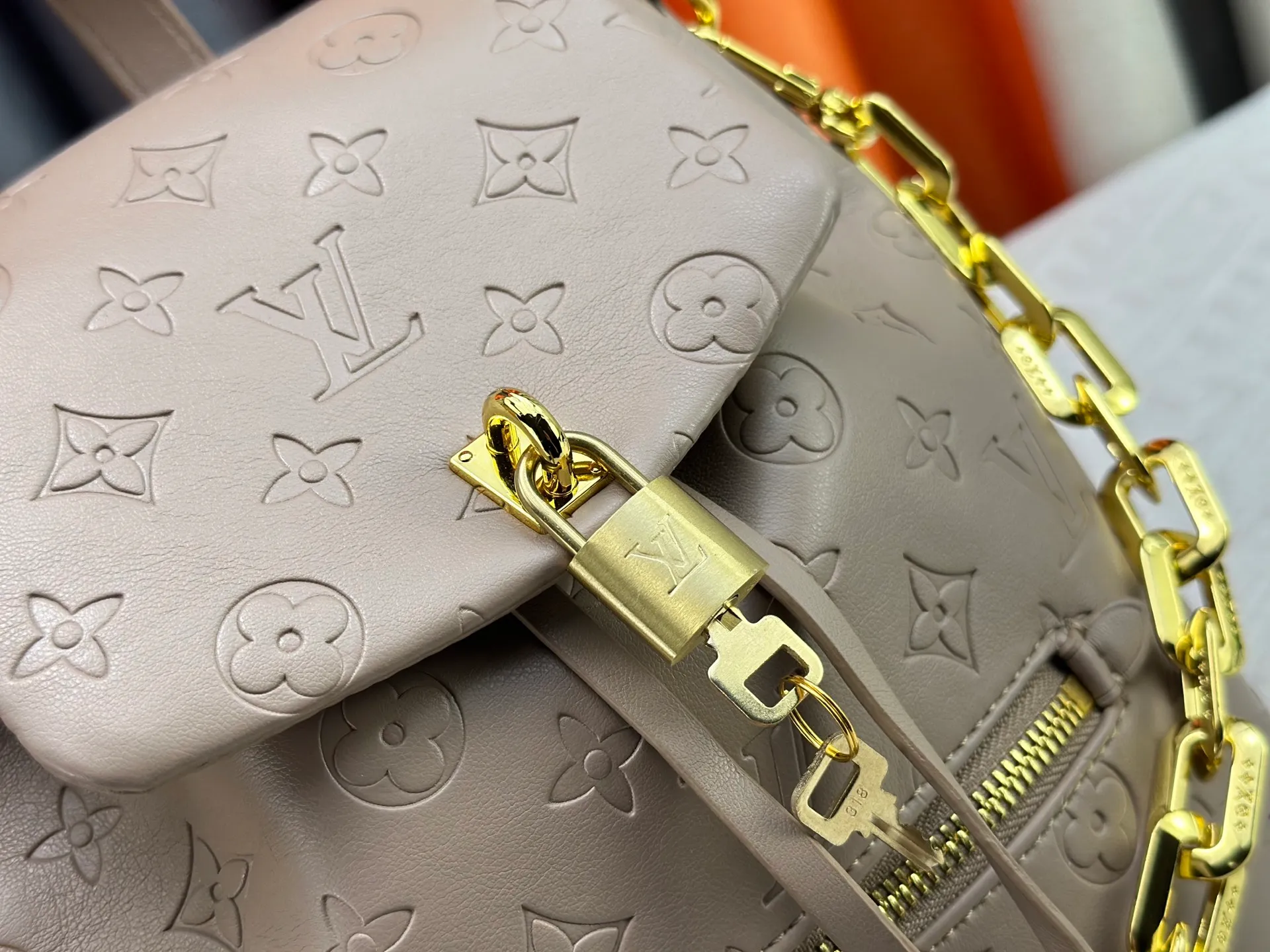 P280 M13357 Coussin Backpack Small handbag joins the Coussin series in a backpack configuration. It is made of soft Monogram embossed leather and integrated with the iconic LV padlock, combining modern style and functional considerations. The detachable Coussin chain releases the metal edge, and the zippered front pocket makes it easy to access various small items. Size: 21X26X10 cm