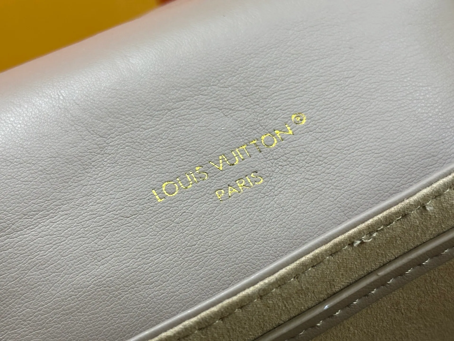 P280 M13357 Coussin Backpack Small handbag joins the Coussin series in a backpack configuration. It is made of soft Monogram embossed leather and integrated with the iconic LV padlock, combining modern style and functional considerations. The detachable Coussin chain releases the metal edge, and the zippered front pocket makes it easy to access various small items. Size: 21X26X10 cm