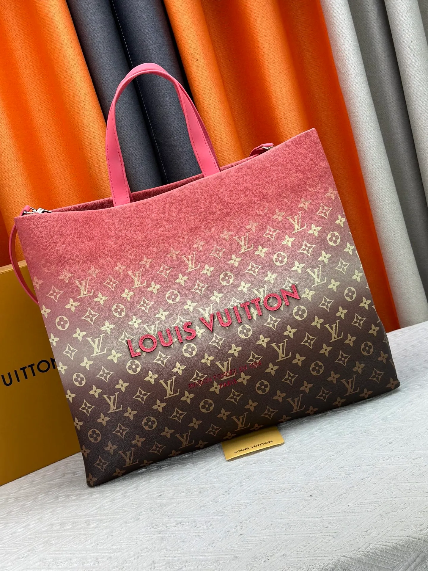 P300 M24457 Blue check Yellow check Gradient blue Presbyopic check Gradient purple Grass green Pink Black Orange Blue Green Gray Presbyopic check Black crocodile pattern Orange crocodile pattern This Shopper medium handbag draws inspiration from Louis Vuitton shopping bags, with the words Louis Vuitton and Maison Fondée En 1854 written on soft cow leather, with a top handle and a detachable shoulder strap. Dimensions: 42x34x16cm