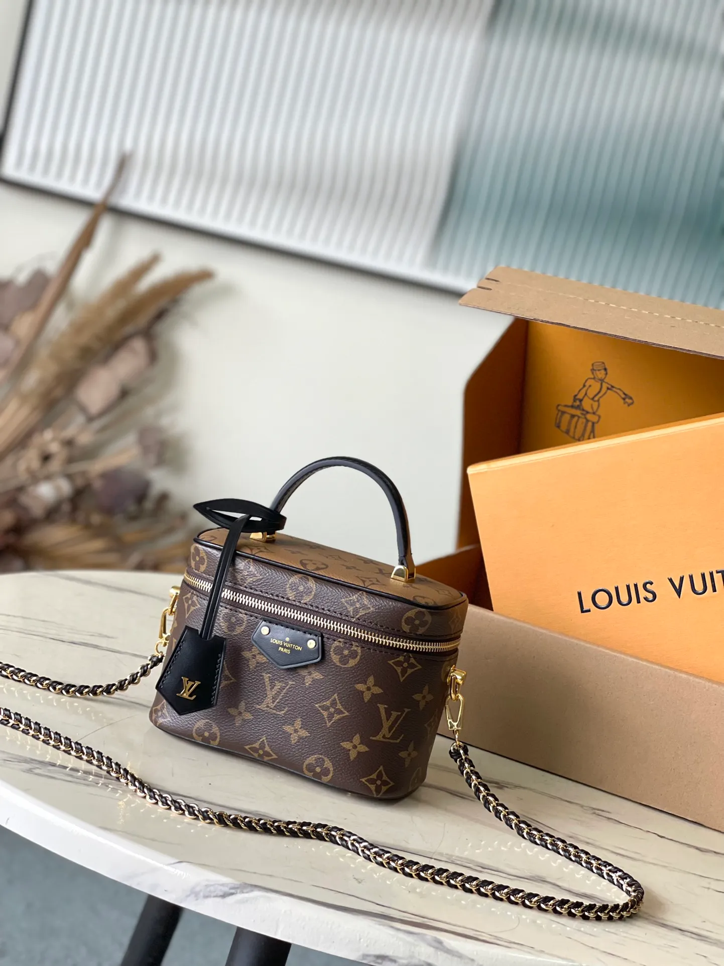 💰820 Top original order M47128 Nicolas Ghesquiere plays a modern chapter to Louis Vuitton’s travel heritage, reinterpreting the Nice cosmetic bag in Monogram and Monogram Reverse canvas. The soft and lightweight urban handbag structure allows for a comfortable travel experience. The detachable adjustable leather shoulder strap and leather braided chain can be used to switch between hand-held, shoulder and cross-body styles. Dimensions: 19 × 11 × 13 cm