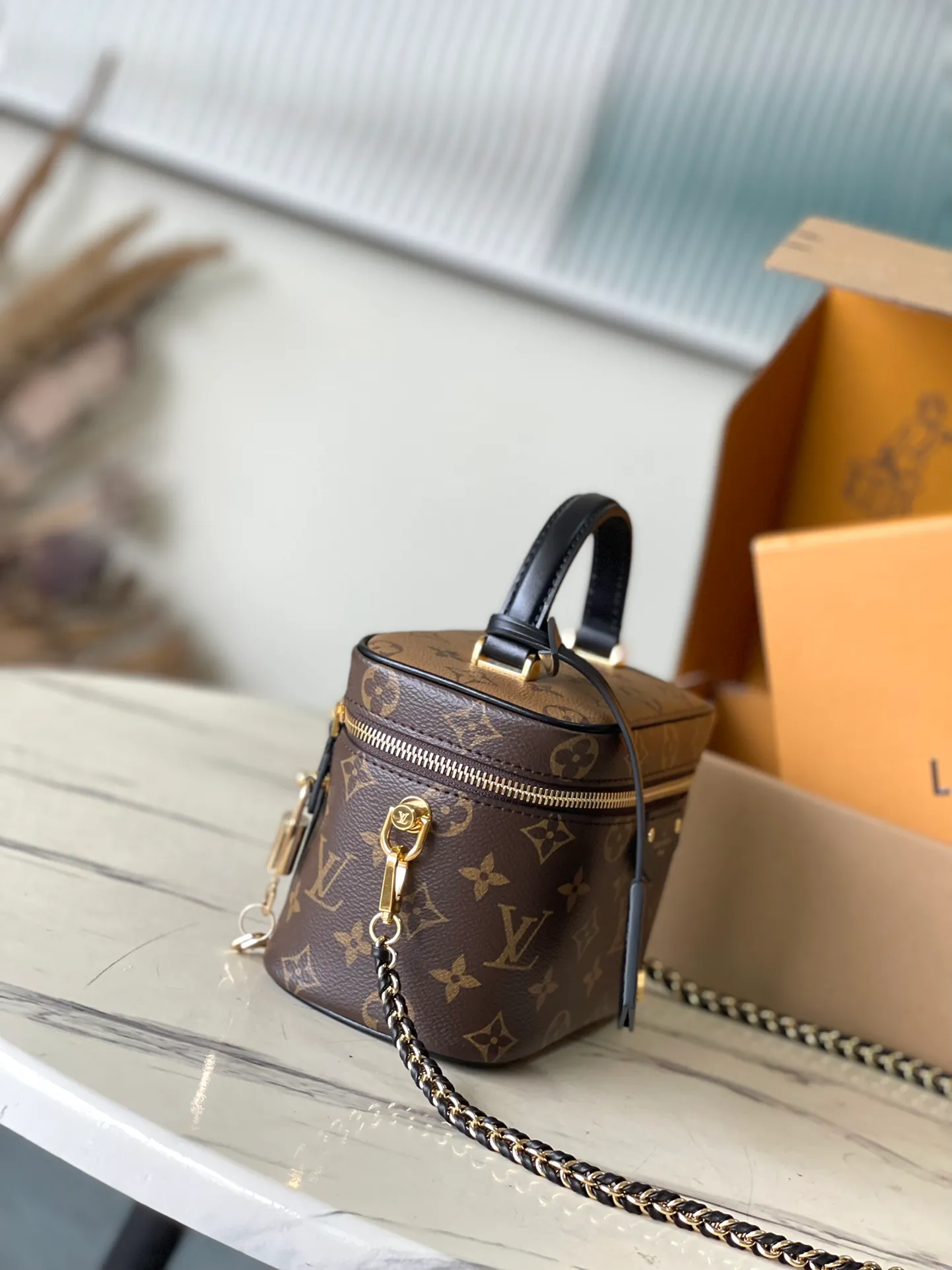 💰820 Top original order M47128 Nicolas Ghesquiere plays a modern chapter to Louis Vuitton’s travel heritage, reinterpreting the Nice cosmetic bag in Monogram and Monogram Reverse canvas. The soft and lightweight urban handbag structure allows for a comfortable travel experience. The detachable adjustable leather shoulder strap and leather braided chain can be used to switch between hand-held, shoulder and cross-body styles. Dimensions: 19 × 11 × 13 cm