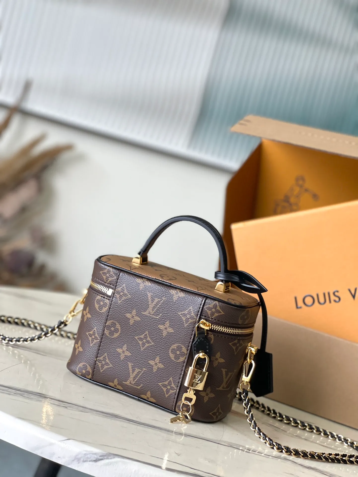 💰820 Top original order M47128 Nicolas Ghesquiere plays a modern chapter to Louis Vuitton’s travel heritage, reinterpreting the Nice cosmetic bag in Monogram and Monogram Reverse canvas. The soft and lightweight urban handbag structure allows for a comfortable travel experience. The detachable adjustable leather shoulder strap and leather braided chain can be used to switch between hand-held, shoulder and cross-body styles. Dimensions: 19 × 11 × 13 cm