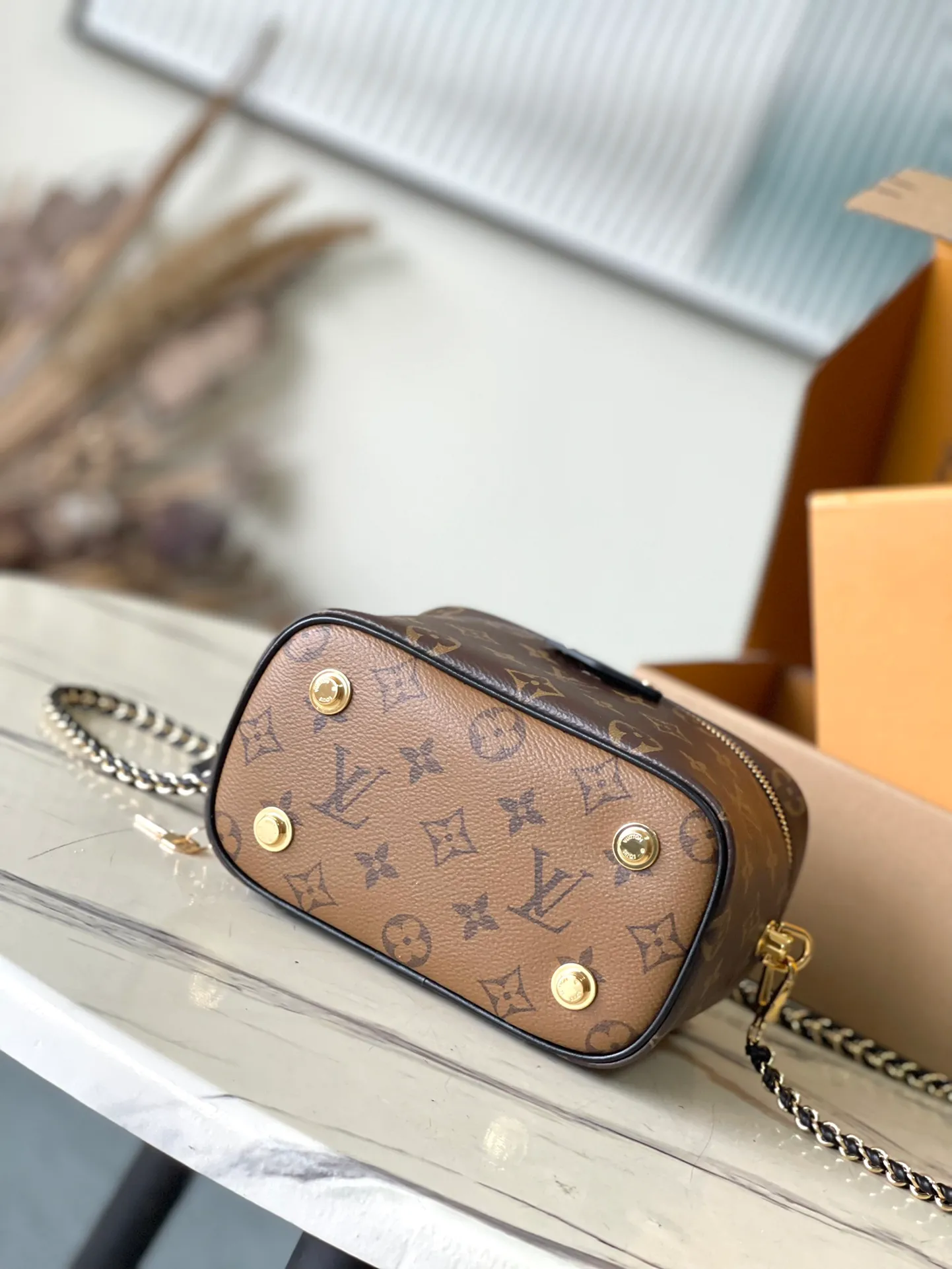 💰820 Top original order M47128 Nicolas Ghesquiere plays a modern chapter to Louis Vuitton’s travel heritage, reinterpreting the Nice cosmetic bag in Monogram and Monogram Reverse canvas. The soft and lightweight urban handbag structure allows for a comfortable travel experience. The detachable adjustable leather shoulder strap and leather braided chain can be used to switch between hand-held, shoulder and cross-body styles. Dimensions: 19 × 11 × 13 cm