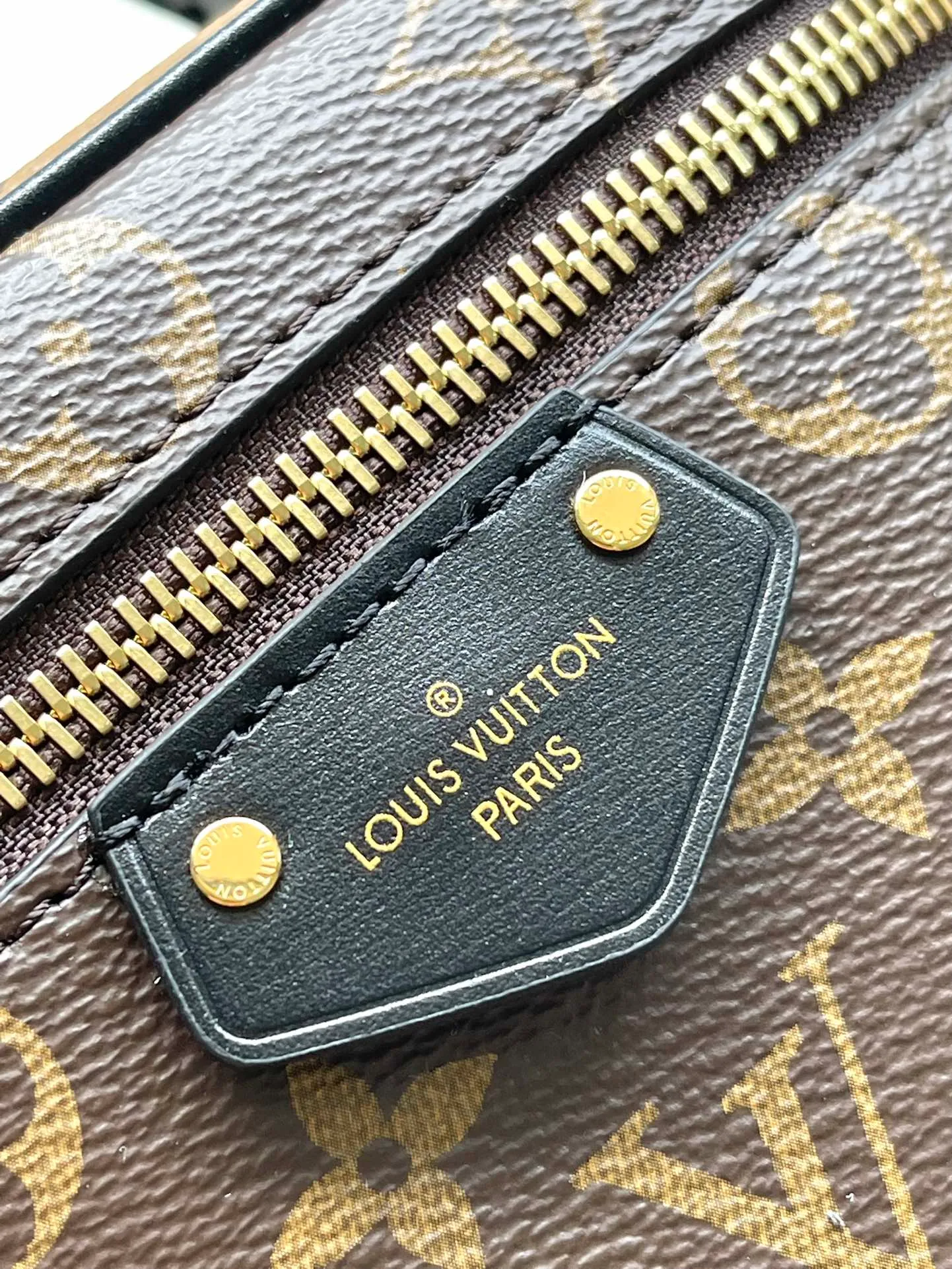 💰820 Top original order M47128 Nicolas Ghesquiere plays a modern chapter to Louis Vuitton’s travel heritage, reinterpreting the Nice cosmetic bag in Monogram and Monogram Reverse canvas. The soft and lightweight urban handbag structure allows for a comfortable travel experience. The detachable adjustable leather shoulder strap and leather braided chain can be used to switch between hand-held, shoulder and cross-body styles. Dimensions: 19 × 11 × 13 cm