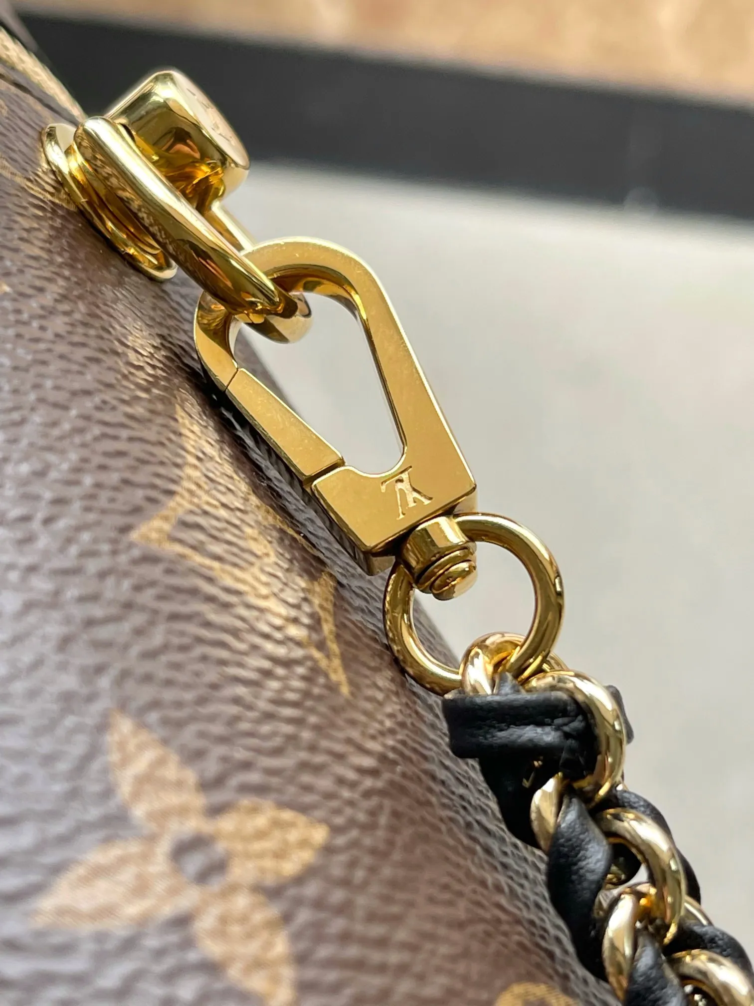 💰820 Top original order M47128 Nicolas Ghesquiere plays a modern chapter to Louis Vuitton’s travel heritage, reinterpreting the Nice cosmetic bag in Monogram and Monogram Reverse canvas. The soft and lightweight urban handbag structure allows for a comfortable travel experience. The detachable adjustable leather shoulder strap and leather braided chain can be used to switch between hand-held, shoulder and cross-body styles. Dimensions: 19 × 11 × 13 cm