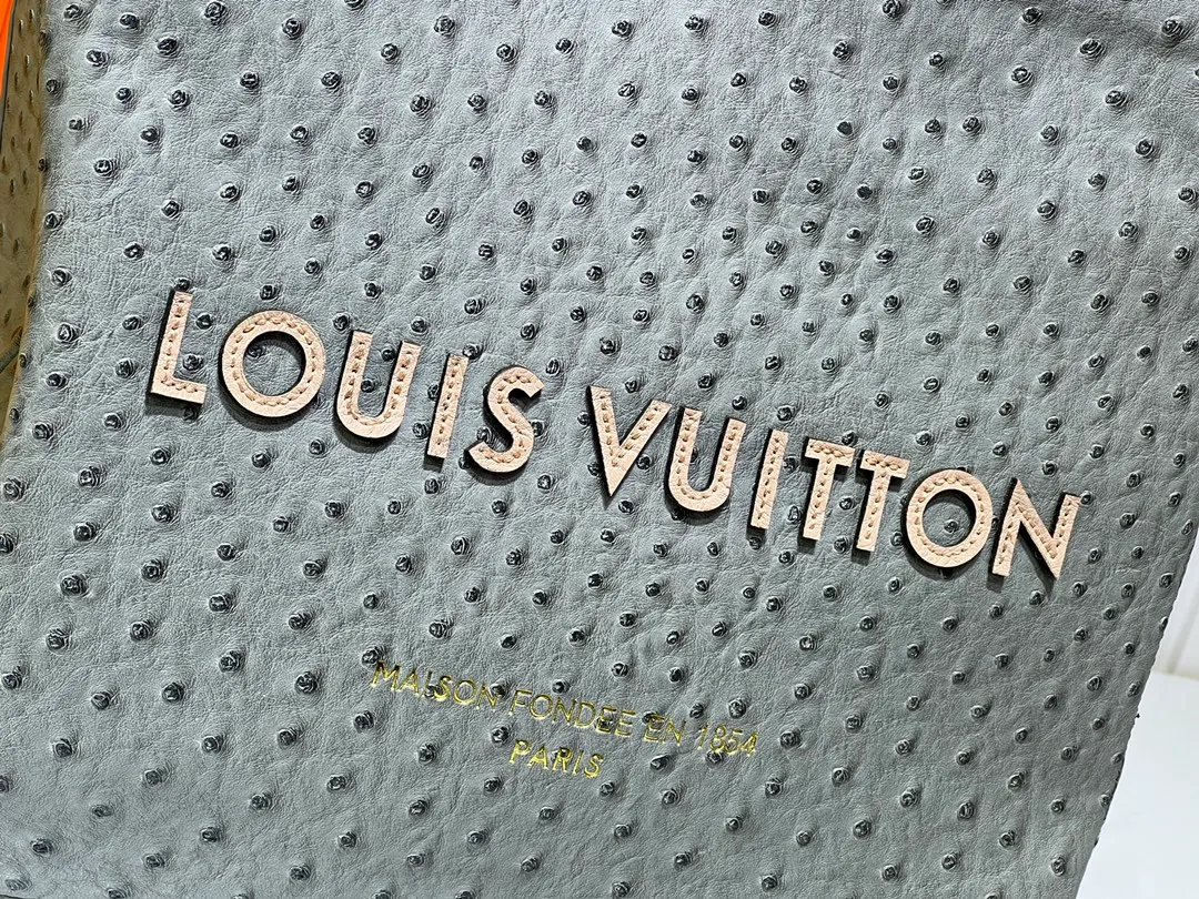 Batch 320💰Medium M24457 This medium Shopper handbag draws inspiration from Louis Vuitton shopping bags, with the words Louis Vuitton and Maison Fondée En 1854 written on soft cow leather, with a top handle and a detachable shoulder strap. Dimensions: 34x31x14cm