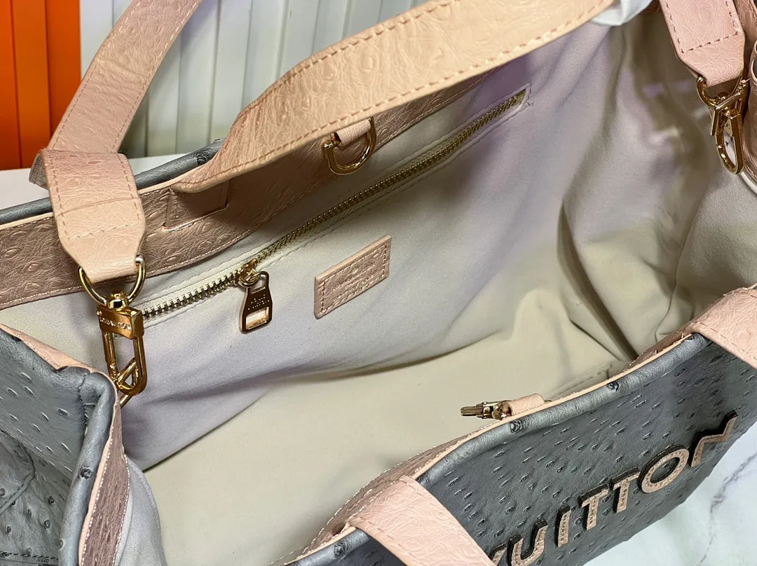 Batch 320💰Medium M24457 This medium Shopper handbag draws inspiration from Louis Vuitton shopping bags, with the words Louis Vuitton and Maison Fondée En 1854 written on soft cow leather, with a top handle and a detachable shoulder strap. Dimensions: 34x31x14cm