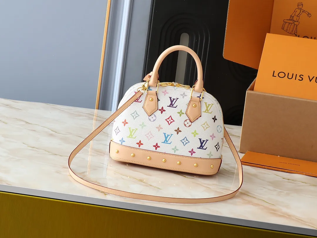 💰300💰Upgraded from the original M13078 M53152. This Alma BB handbag exudes the cheerful style of the Louis Vuitton x Murakami collaboration series, cleverly recalling the Art Deco design of the 1930s. Monogram coated canvas renders Murakami's playful tones, while classic calfskin touches the Toron handle, base, detachable shoulder strap and LV x TM key holder. 17.5 x 11.5 x 23.5 cm (height x width x length)